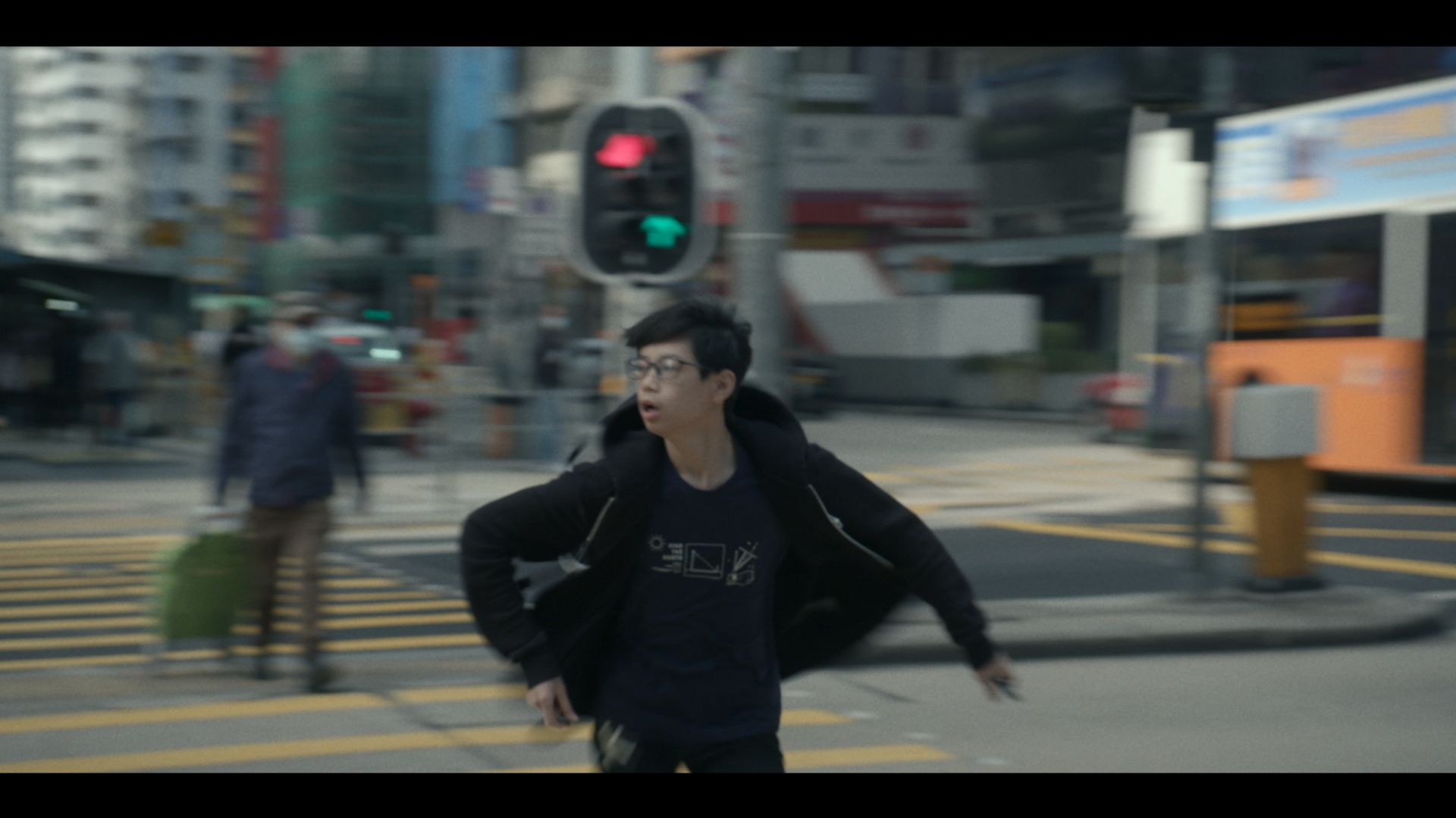 《少年》演員在艱困環境下全心投入拍攝，圖為飾演攬炒君的何煒華。（光年映畫提供）