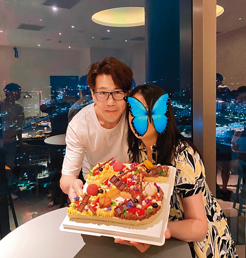 羅時豐與結婚26年的老婆張若盈，感情相當甜蜜。（翻攝自羅時豐牛棚臉書）