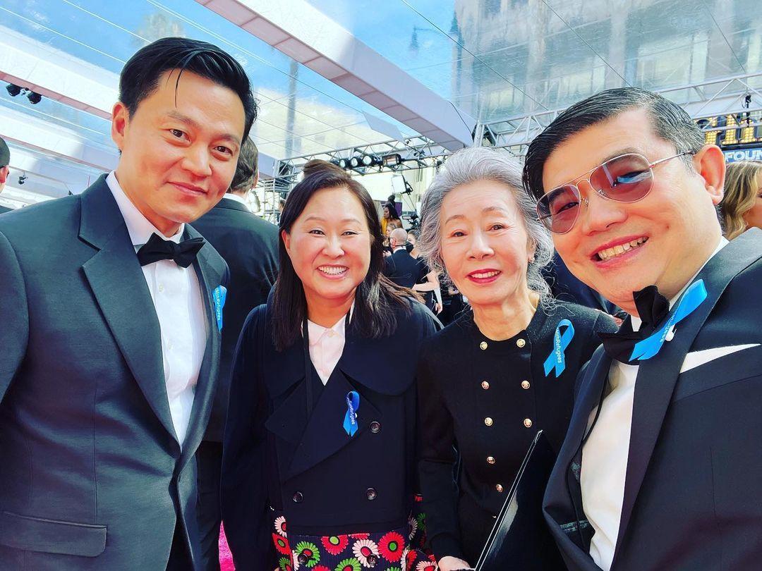 尹汝貞(右2)與李瑞鎮(左)一起走上奧斯卡紅毯。(翻攝ooi.andrew IG)