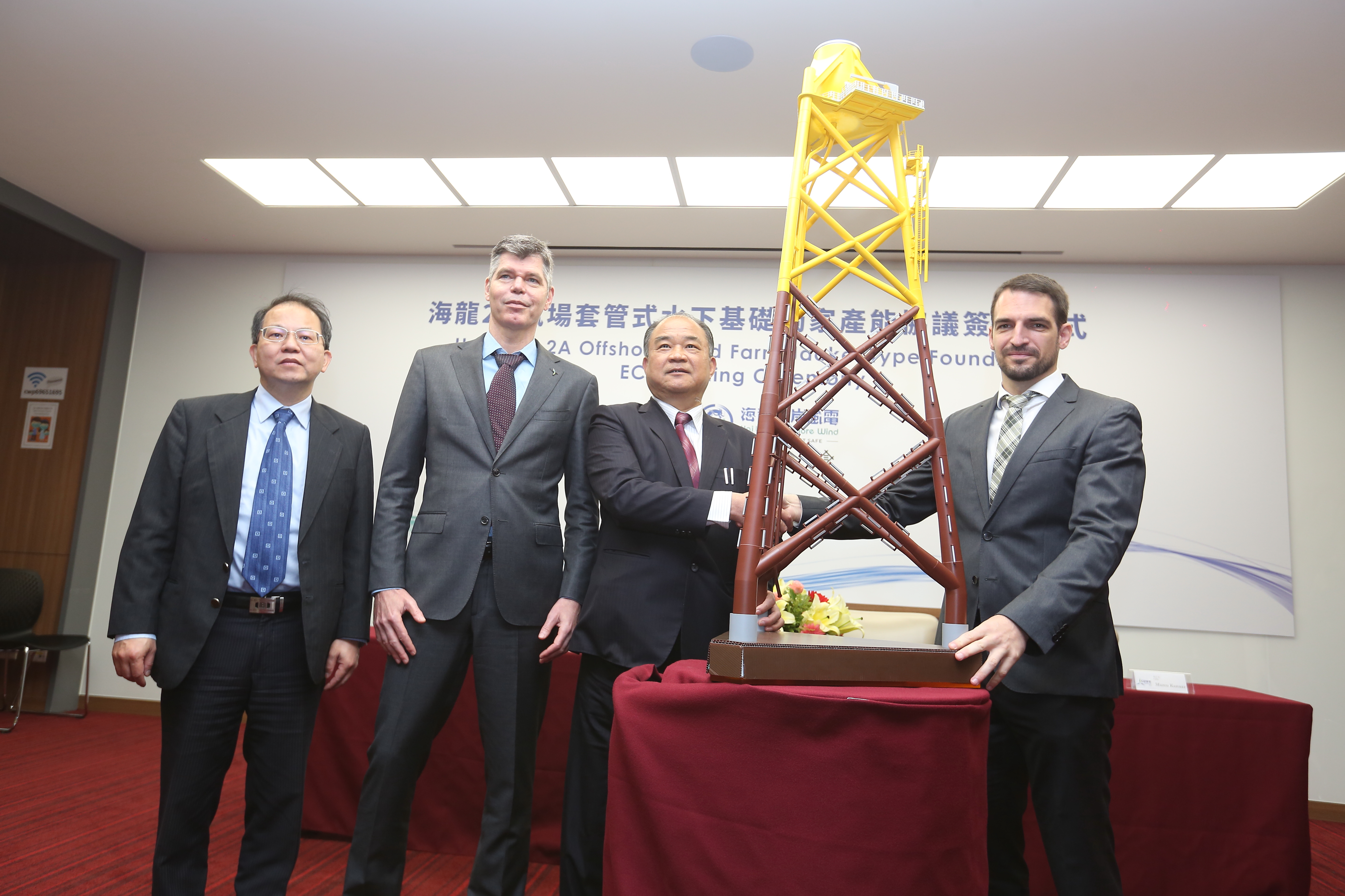 海龍離岸風電計畫歷時兩年半的選商過程，最後選定世紀鋼構及世紀風電作為三腳套管式水下基礎構件合作夥伴 。