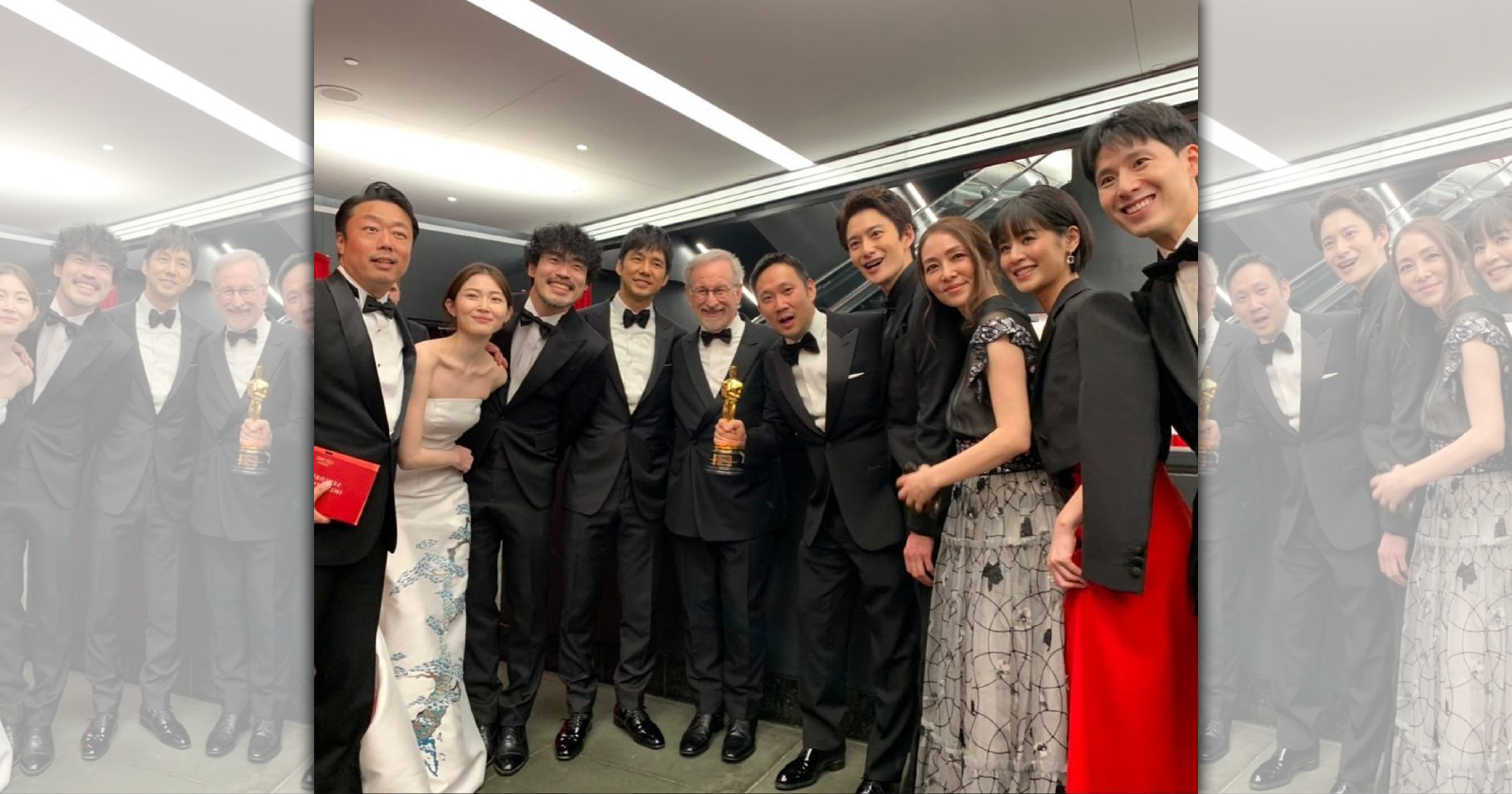 濱口竜介（右五）執導的《在車上》榮獲奧斯卡最佳國際電影殊榮，在後台開心與大導史蒂芬史匹柏（左五）合影留念。（翻攝自triple_pictures Instagram）