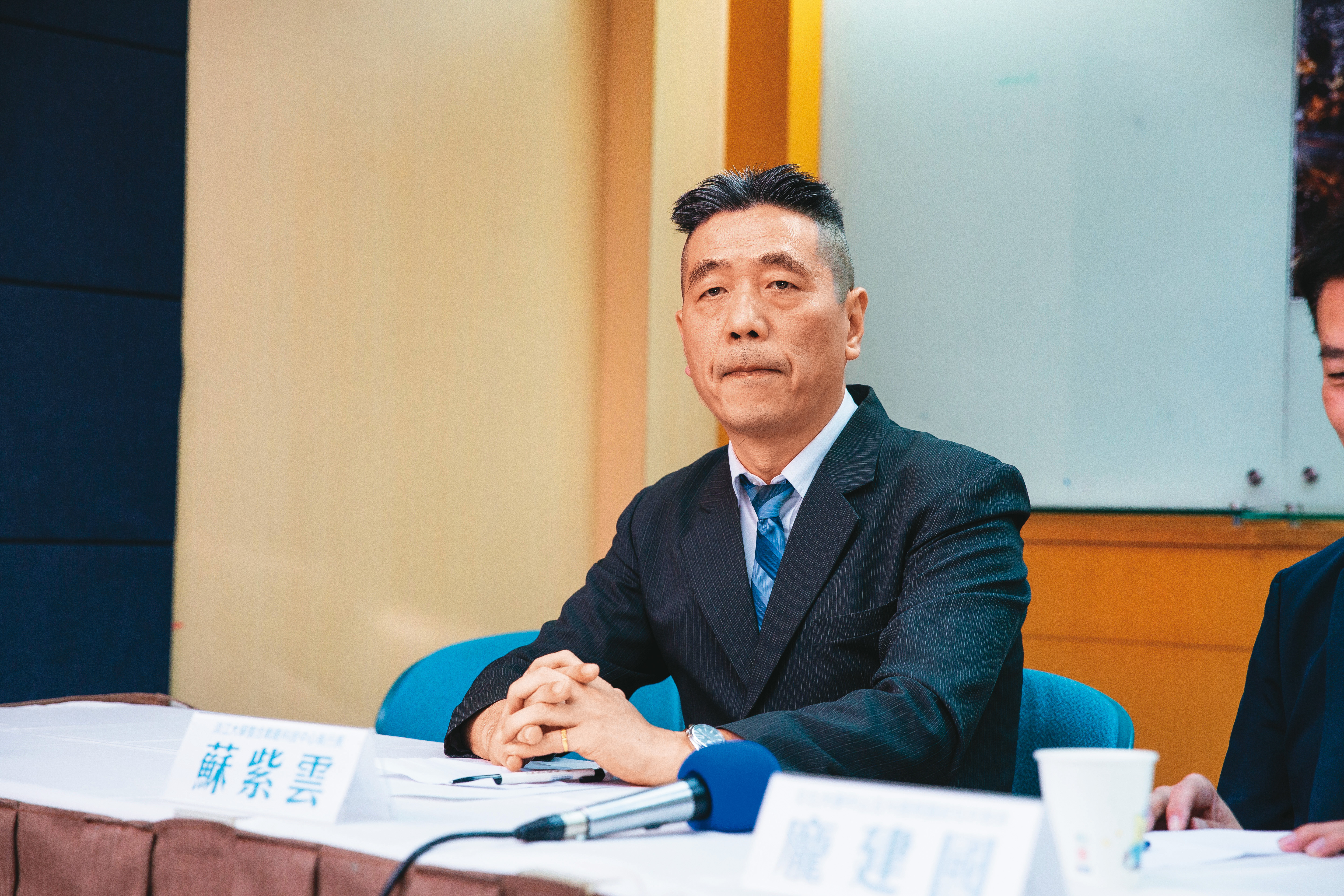 國防專家蘇紫雲說，志願軍是奉獻靈魂，但資格、語言、政治都溝成問題。