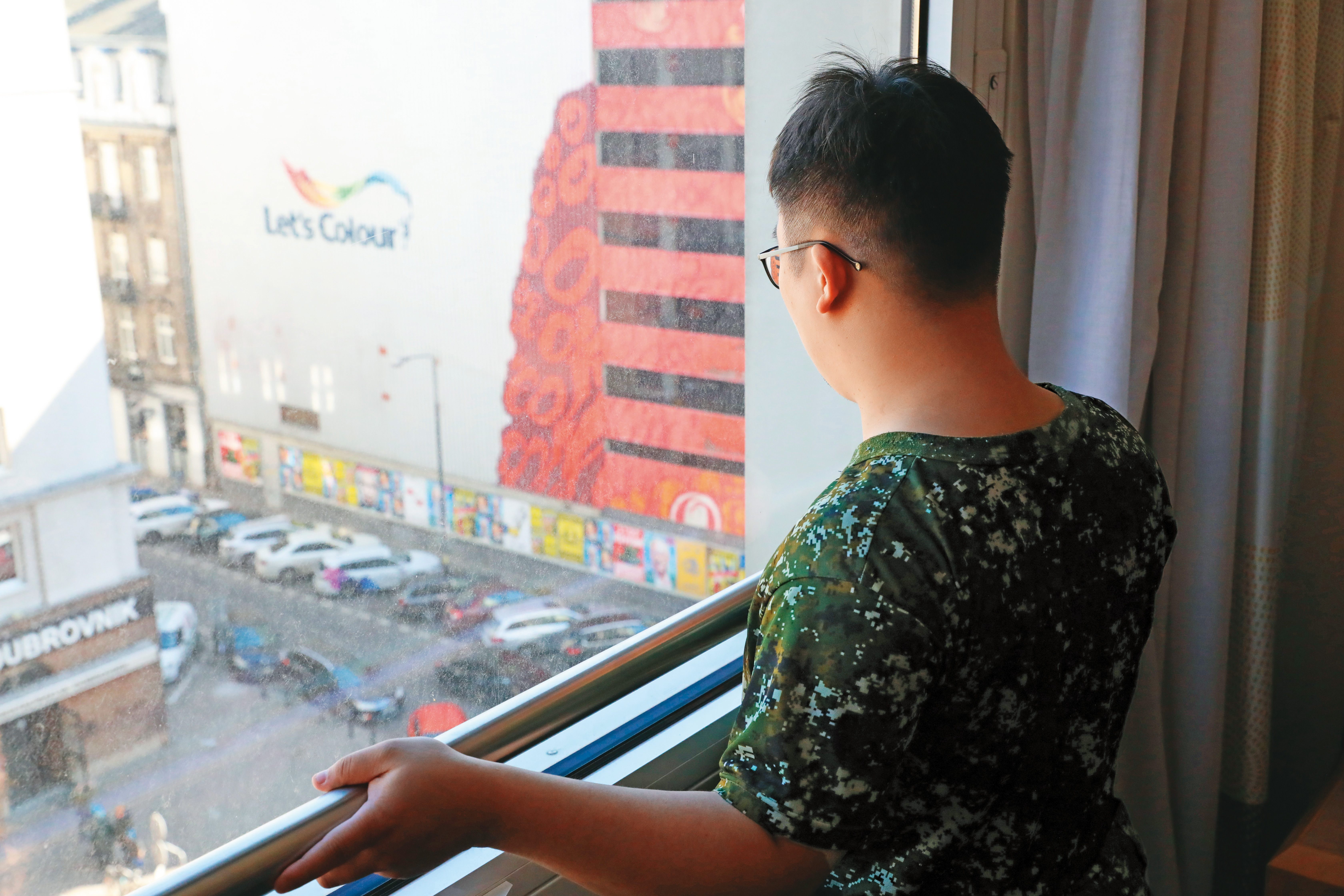 Cam隻身赴戰場，並稱家人不知道他已前往烏克蘭。圖為他在華沙接受訪問。