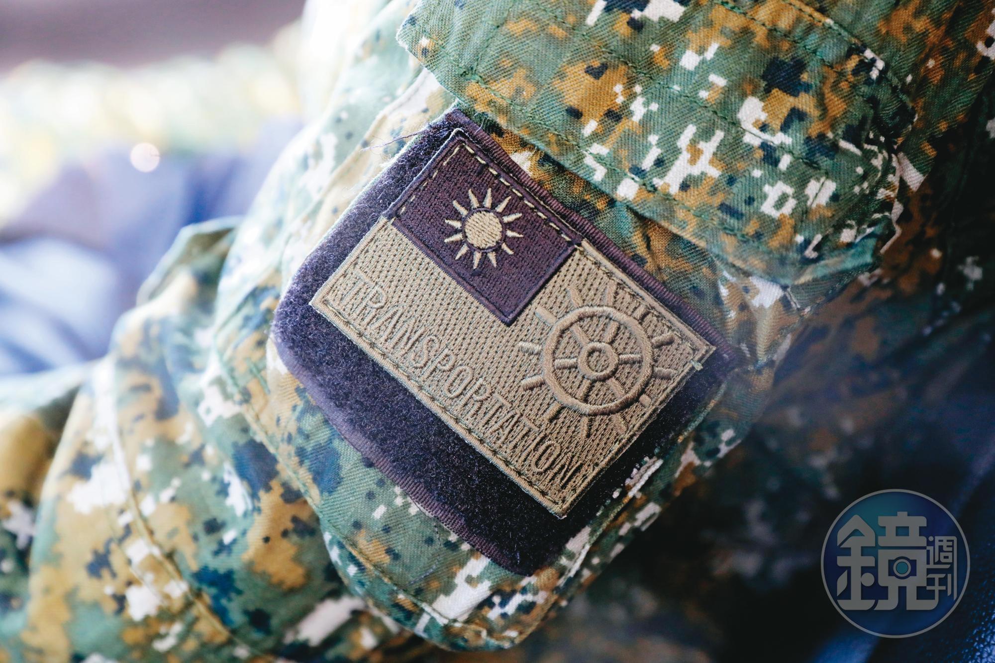 姚冠均自備迷彩服、軍靴、防彈背心與大量物資。圖為他手臂上別的陸軍兵科臂章。