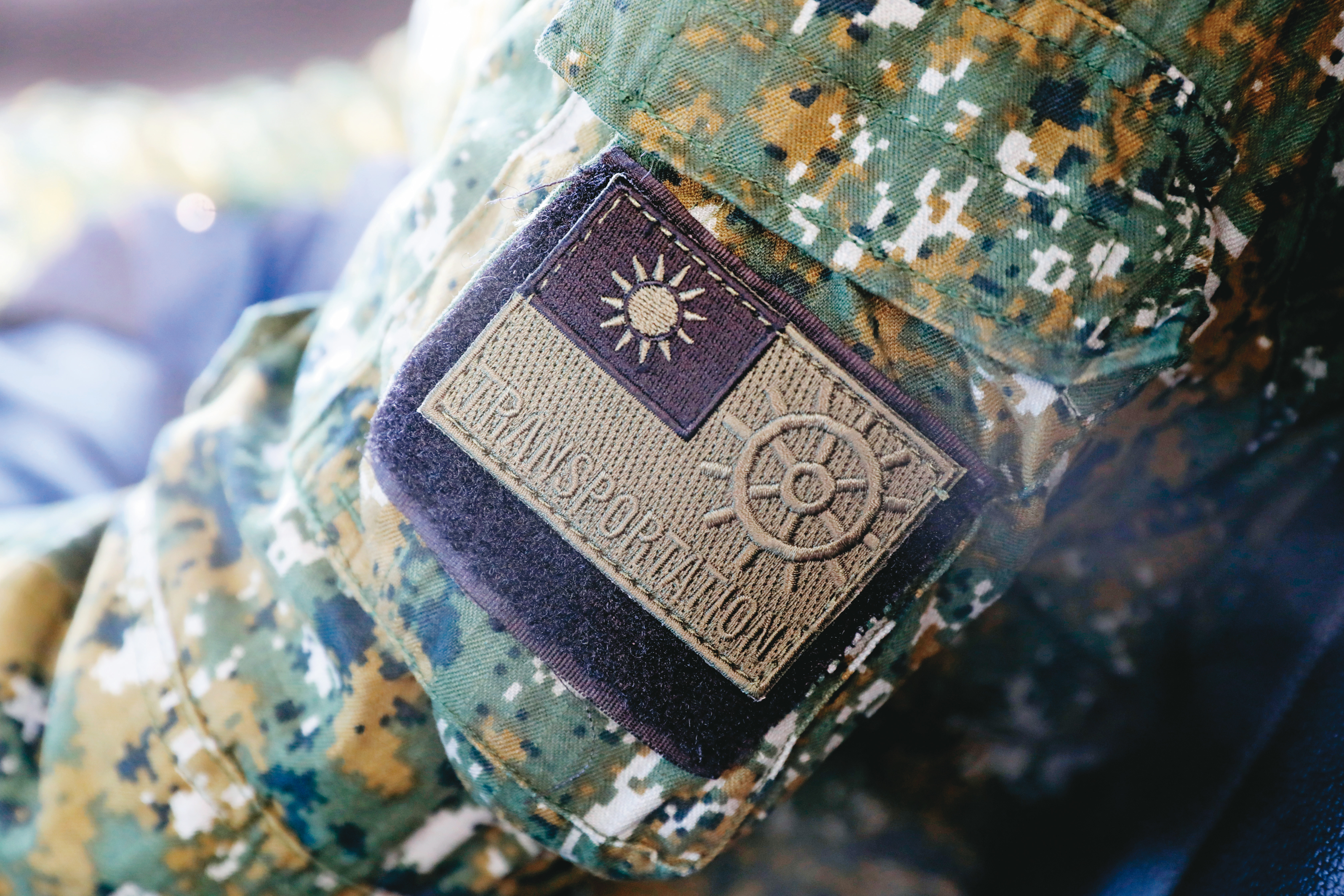 姚冠均自備迷彩服、軍靴、防彈背心與大量物資。圖為他手臂上別的陸軍兵科臂章。