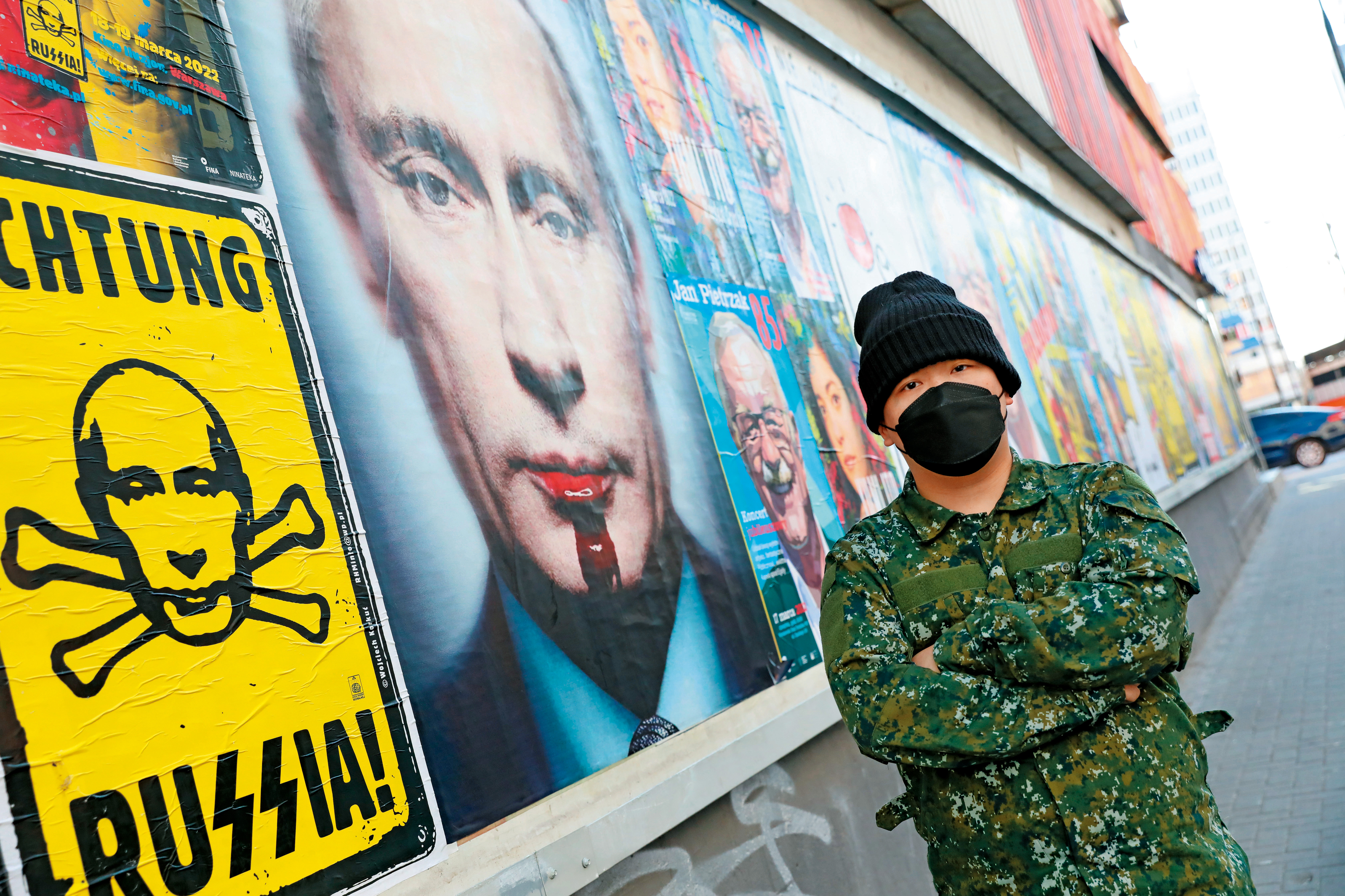 Cam與我們在波蘭首都華沙見面，受訪完就直奔波烏邊界的徵兵站。圖為Cam在華沙一處反戰標語前。