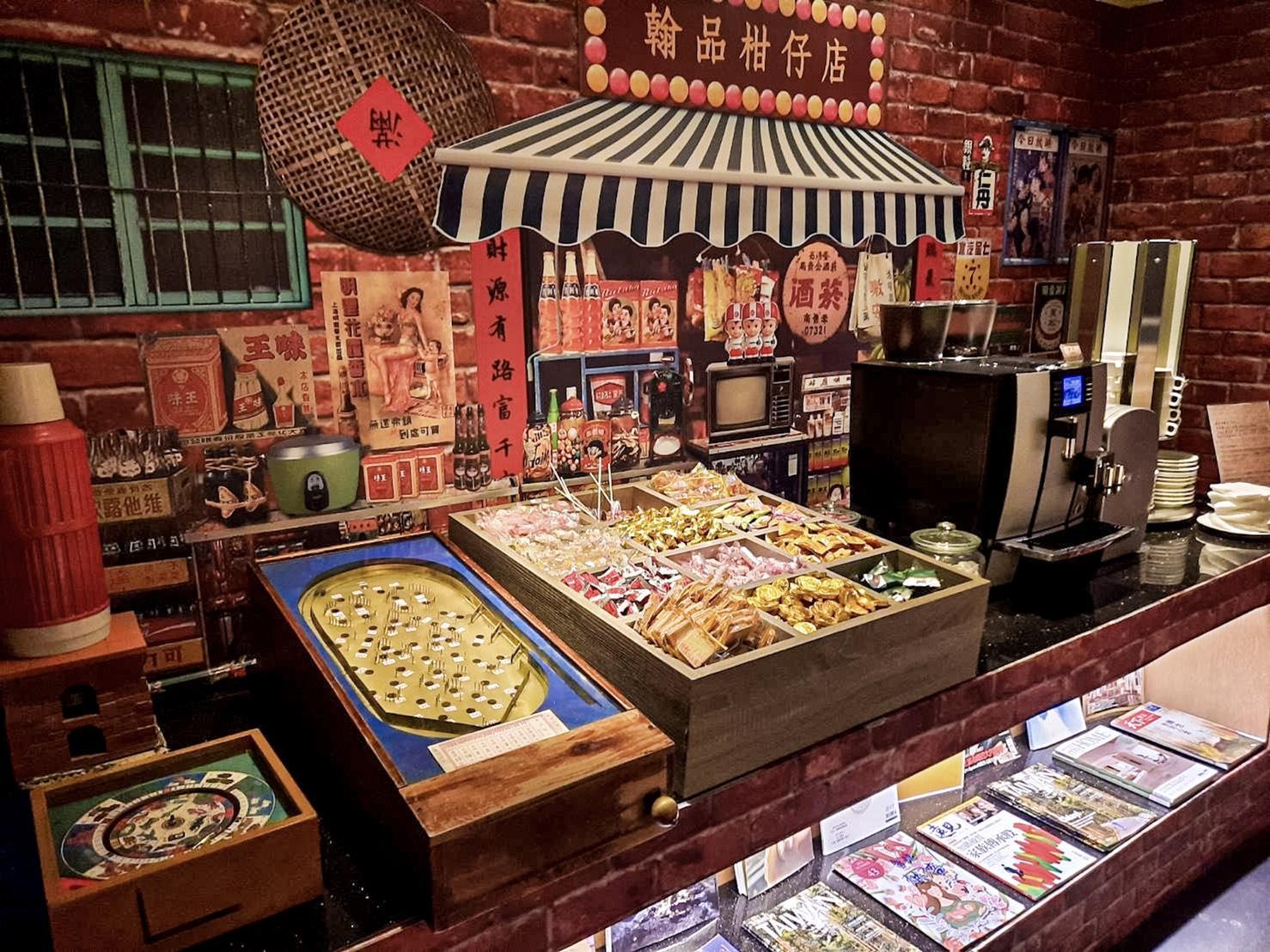翰品酒店高雄打造「翰品柑仔店」，提供琳瑯滿目的懷舊零食。