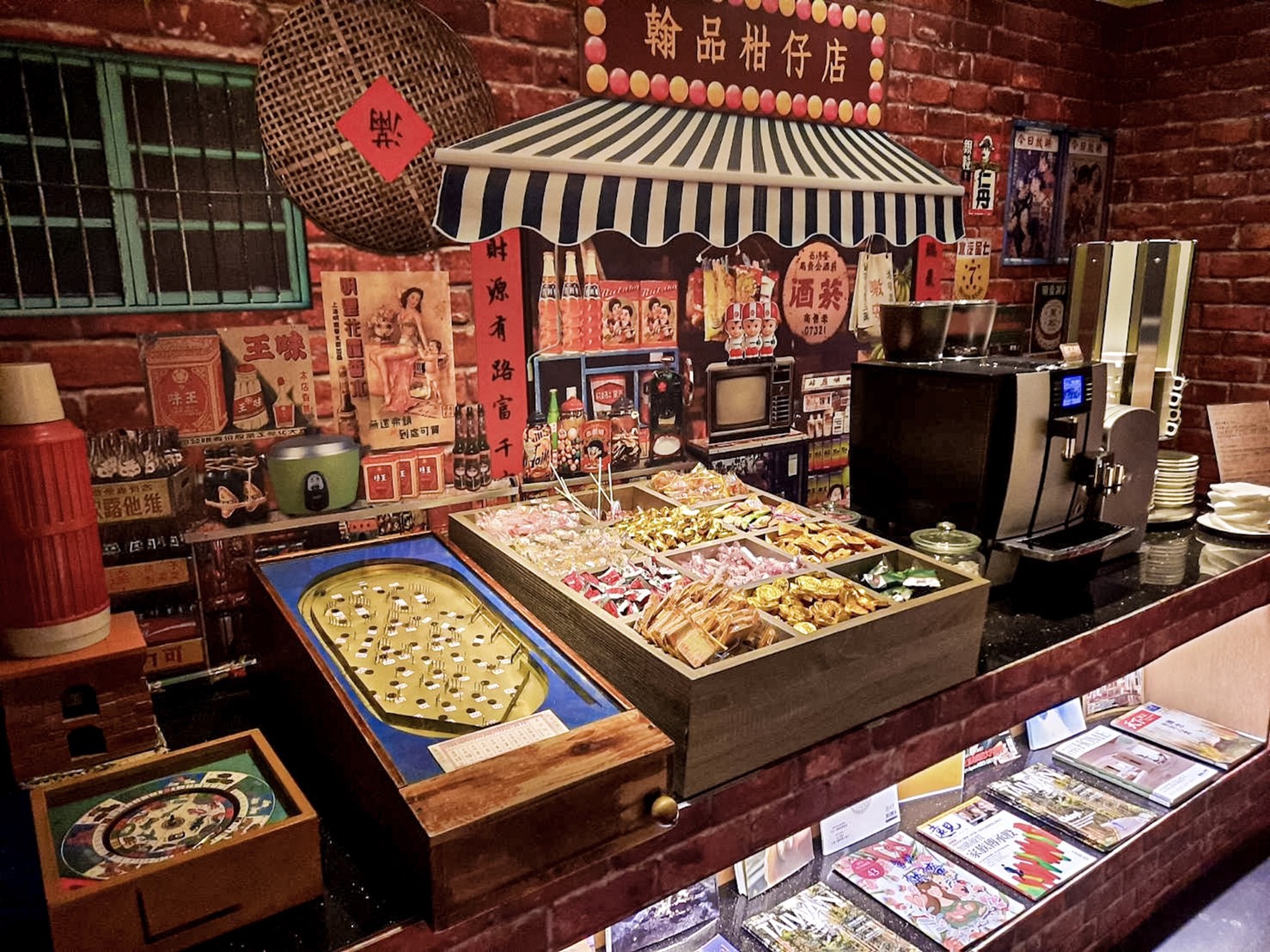 翰品酒店高雄打造「翰品柑仔店」，提供琳瑯滿目的懷舊零食。