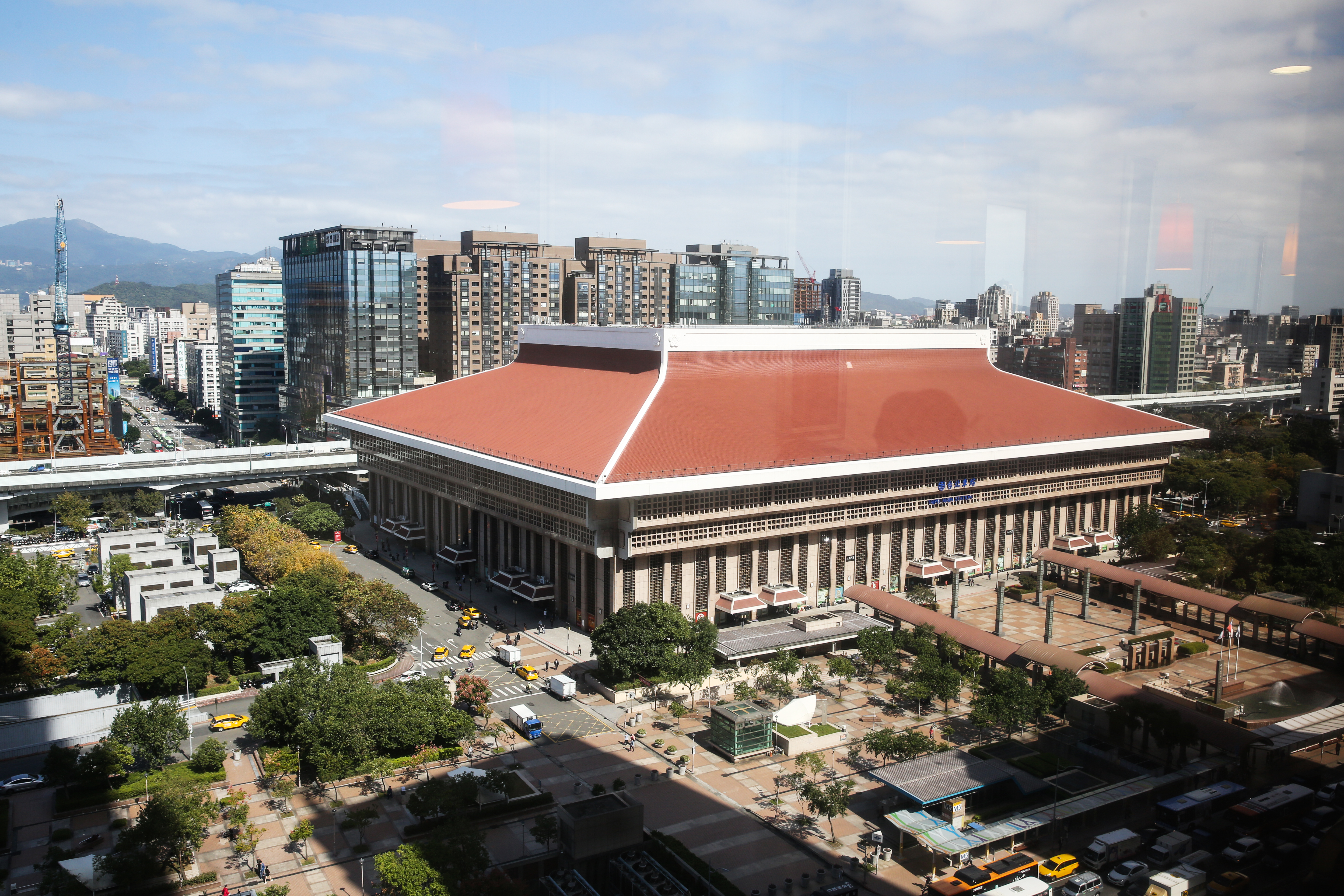 台北市衛生局公布的足跡，包含新光三越、內湖好市多、捷運、京站、士林市場等39處。（本刊資料照）