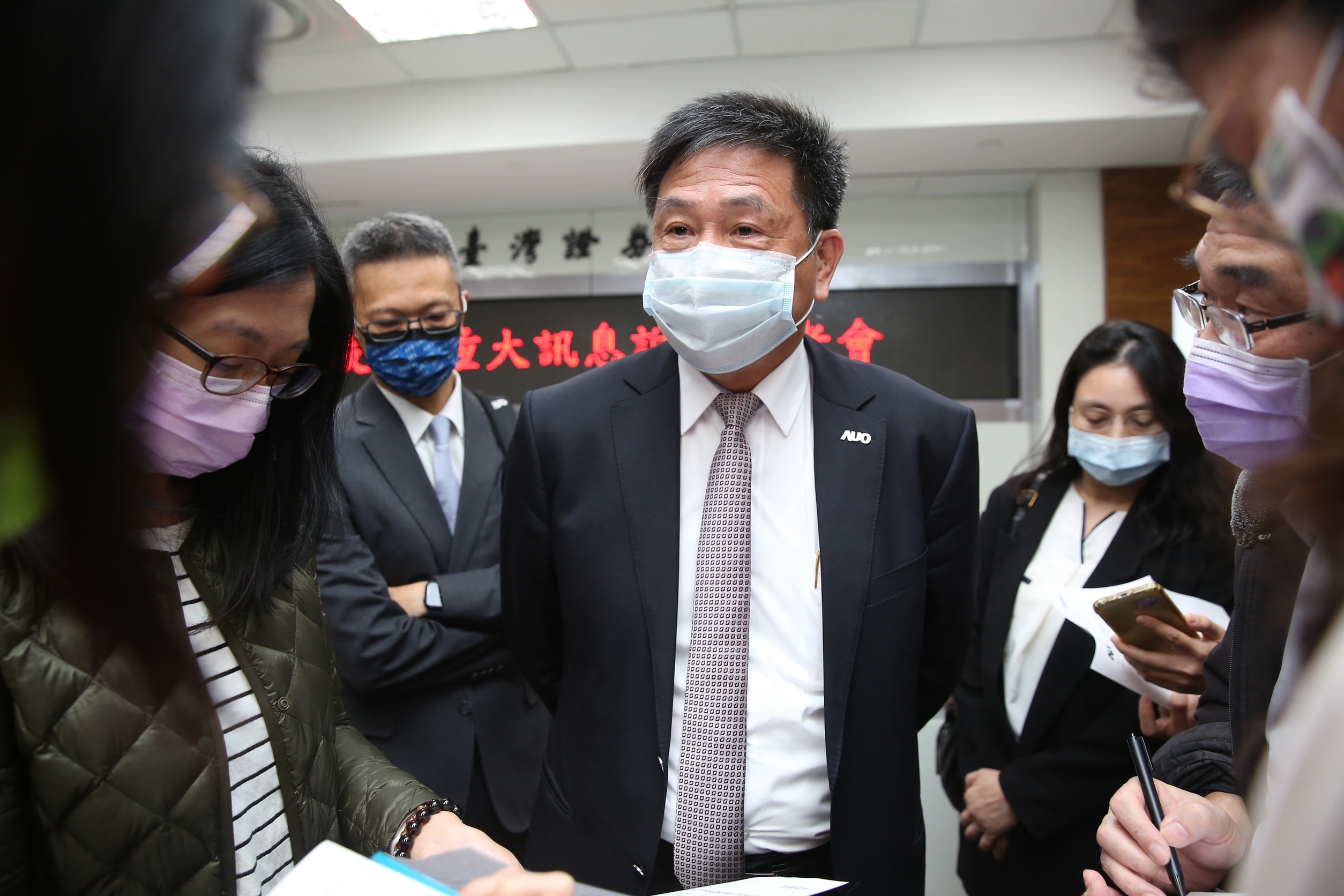 友達昨日宣布減資與股利政策，投資人今年每股有望合計領到3元現金。