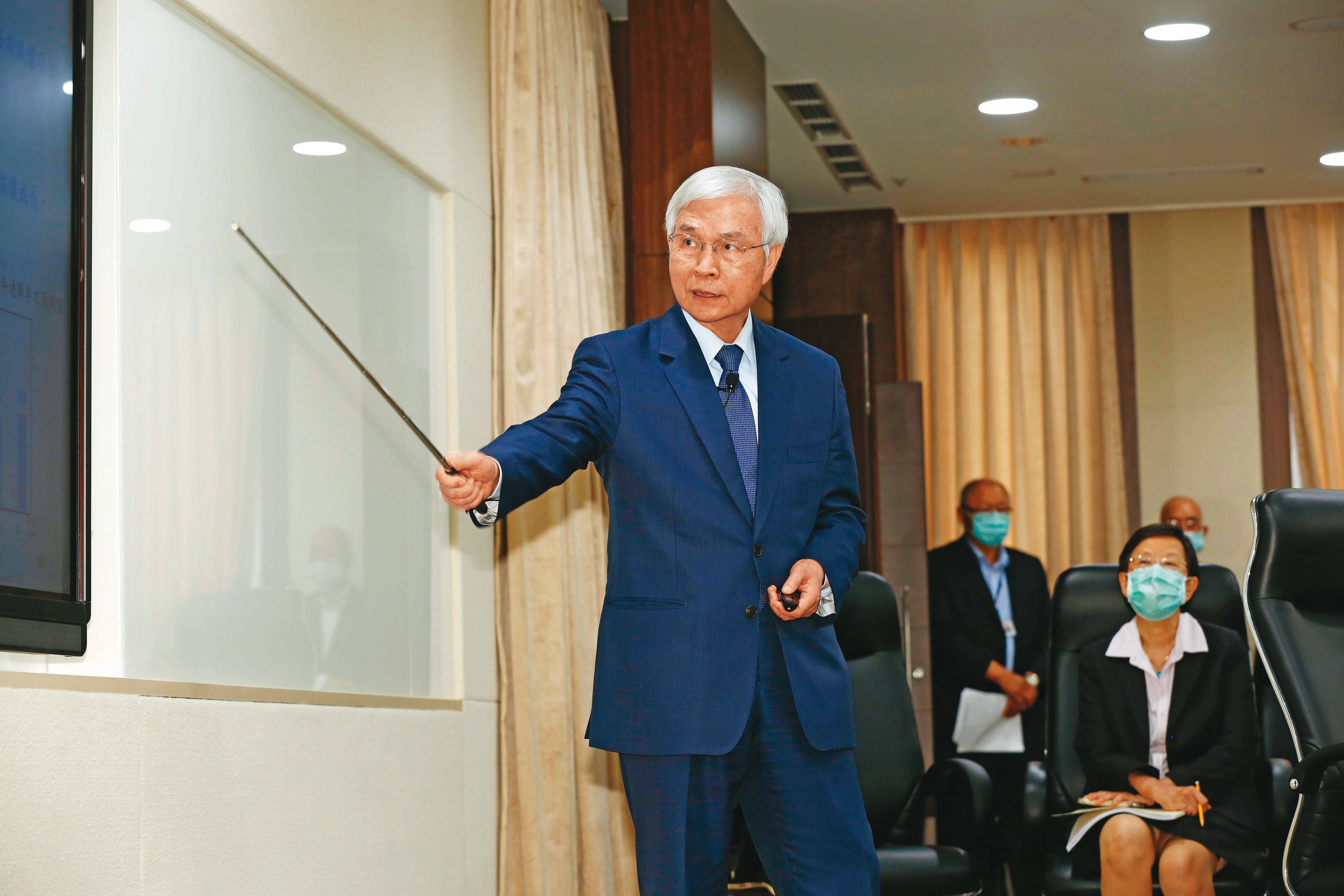 自前年底起，央行便陸續提出關於營建業購地的信用管制措施。圖為央行總裁楊金龍。