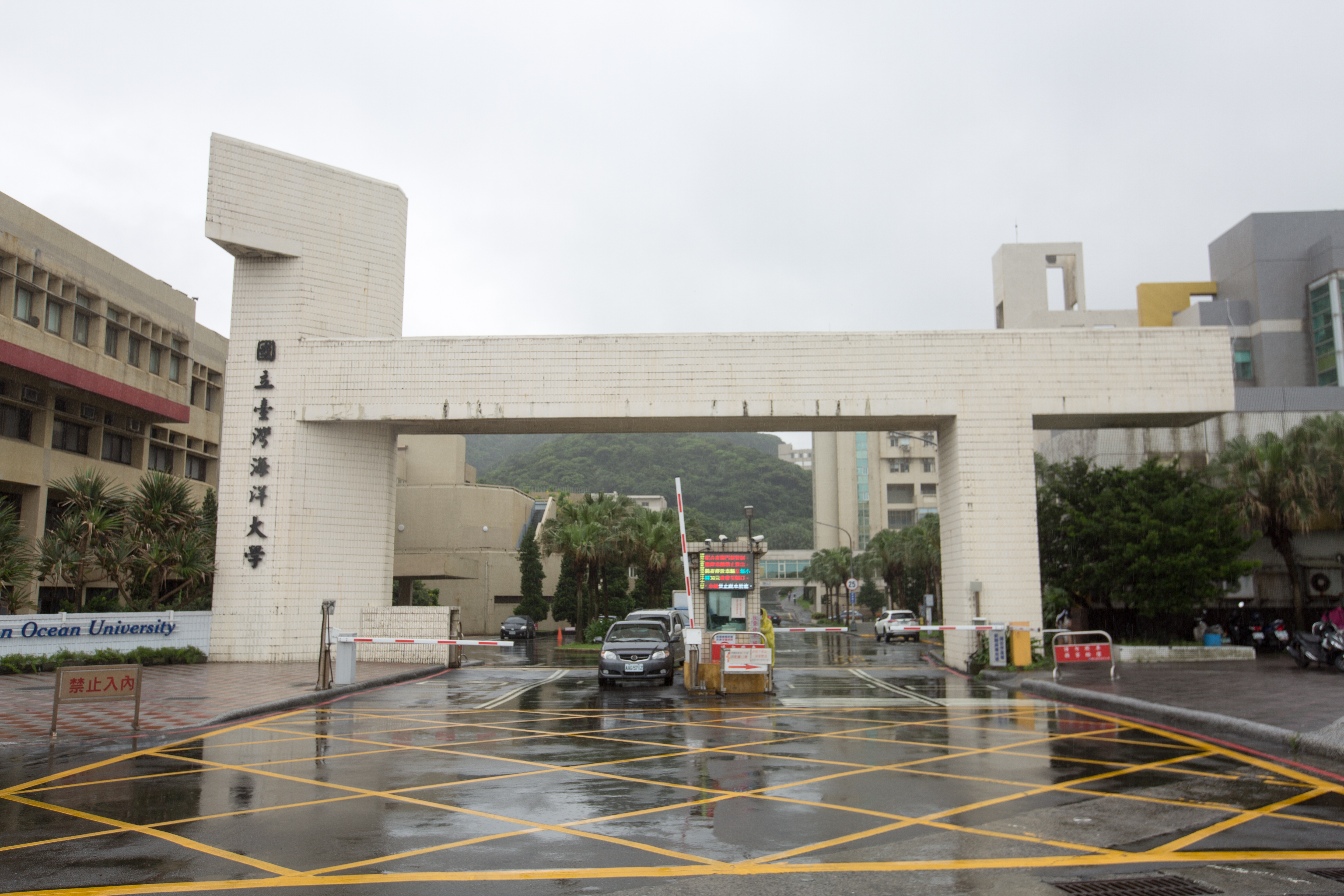 海洋大學老師確診，其妻子任教於北市介壽國中，雖然該妻篩檢呈陰性，但介壽國中仍不敢大意，啟動防疫應變計畫。（本刊資料照）