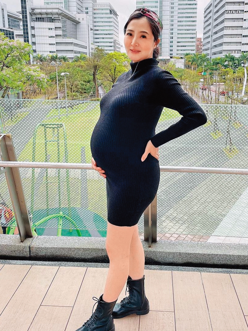 李亮瑾去年臨盆前夕還秀出孕肚，當時胖了快20公斤。（翻攝自李亮瑾IG）