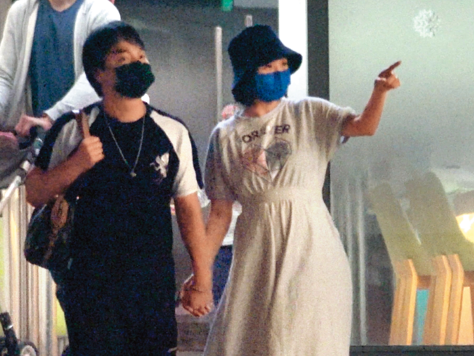 3/17 19:30 張峰奇（左）跟李亮瑾（右）手牽手從婦幼診所大門走出來，肚子明顯了。