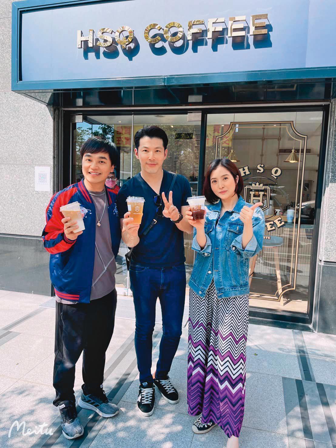 日前李亮瑾（右）與張峰奇（左）一起到黃少祺（中）開的咖啡店捧場時，她已經穿寬鬆衣服遮肚了。（翻攝自李亮瑾臉書）