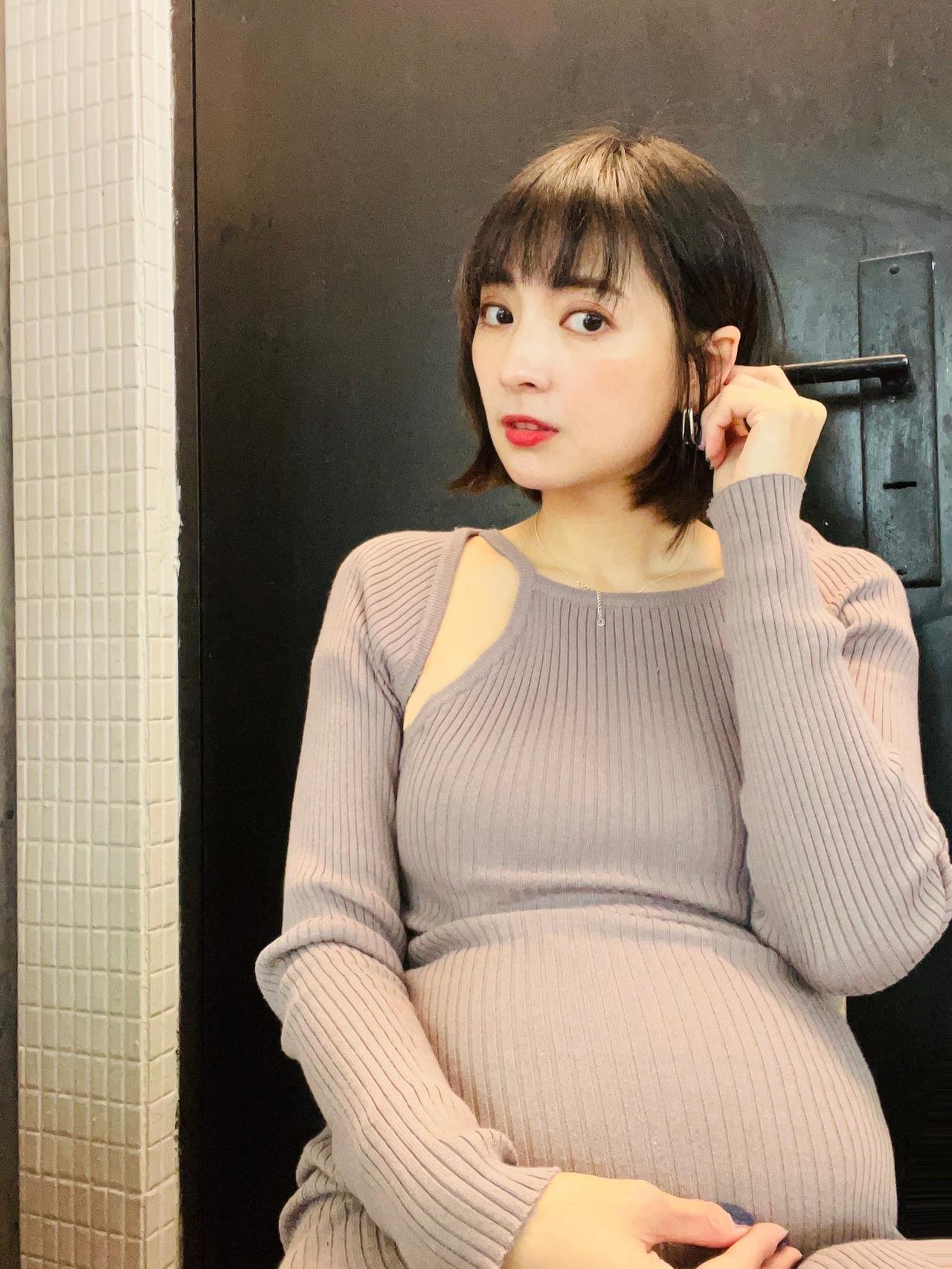 阿喜曬出孕肚，讓人以為她懷孕了。（翻攝自阿喜臉書）