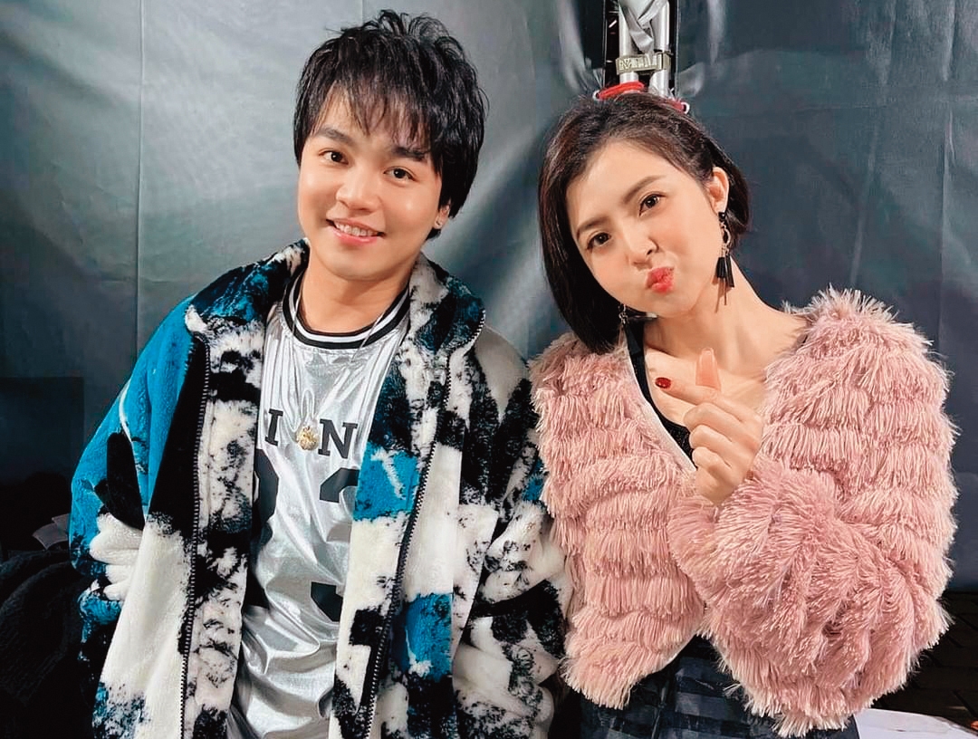 張峰奇（左）今年1月和李亮瑾（右）同台演出，那時兩人還不知道第二胎報到了。（翻攝自張峰奇IG）