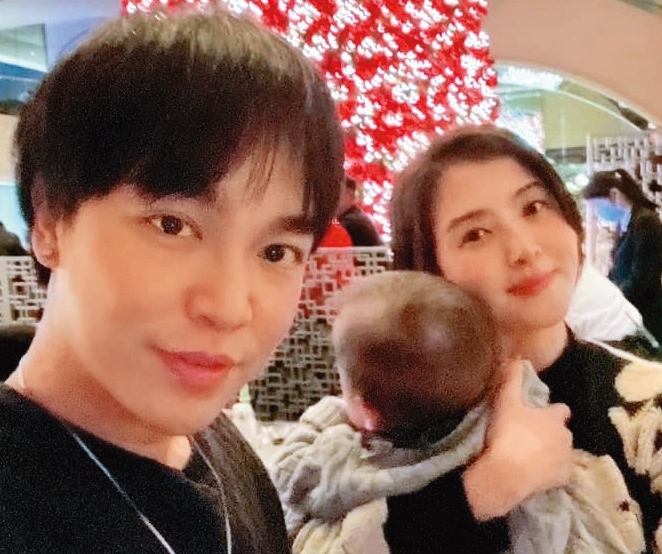 李亮瑾（右）和張峰奇（左）自己帶小孩，走到哪都一起輪流照顧。（翻攝自李亮瑾臉書）