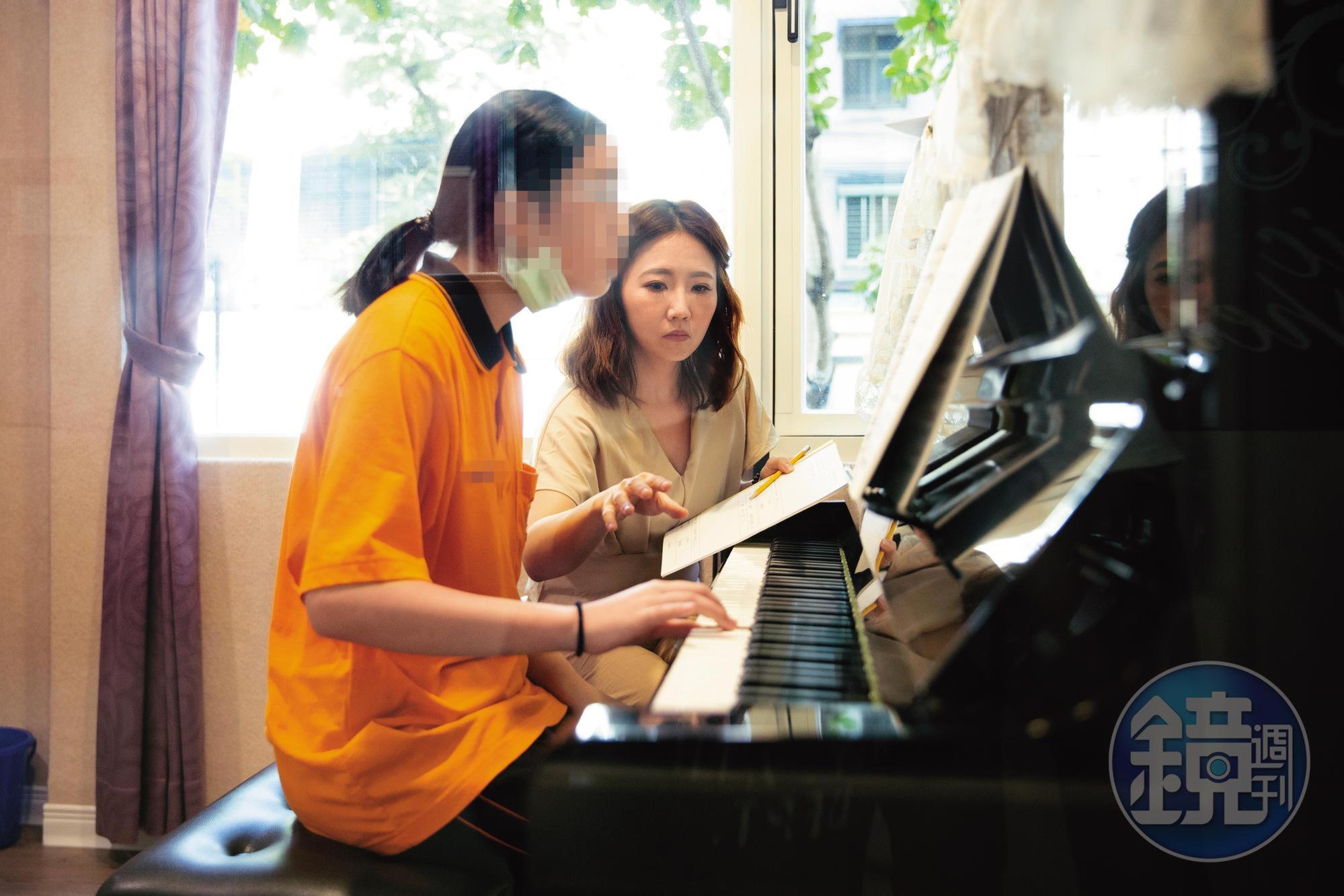謝忻(右)曾是留英的音樂系碩士,也重返校園當音樂老師。