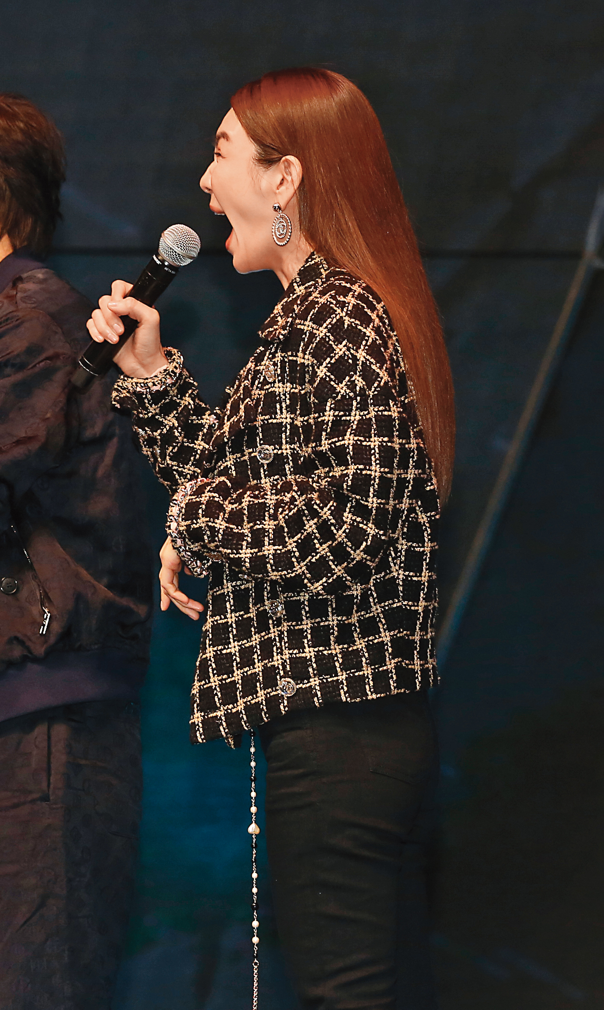 世風日下，女主角不只要有演技，還要有口技，Ella嘴大到可吞麥克風…嗯…不可以色色。