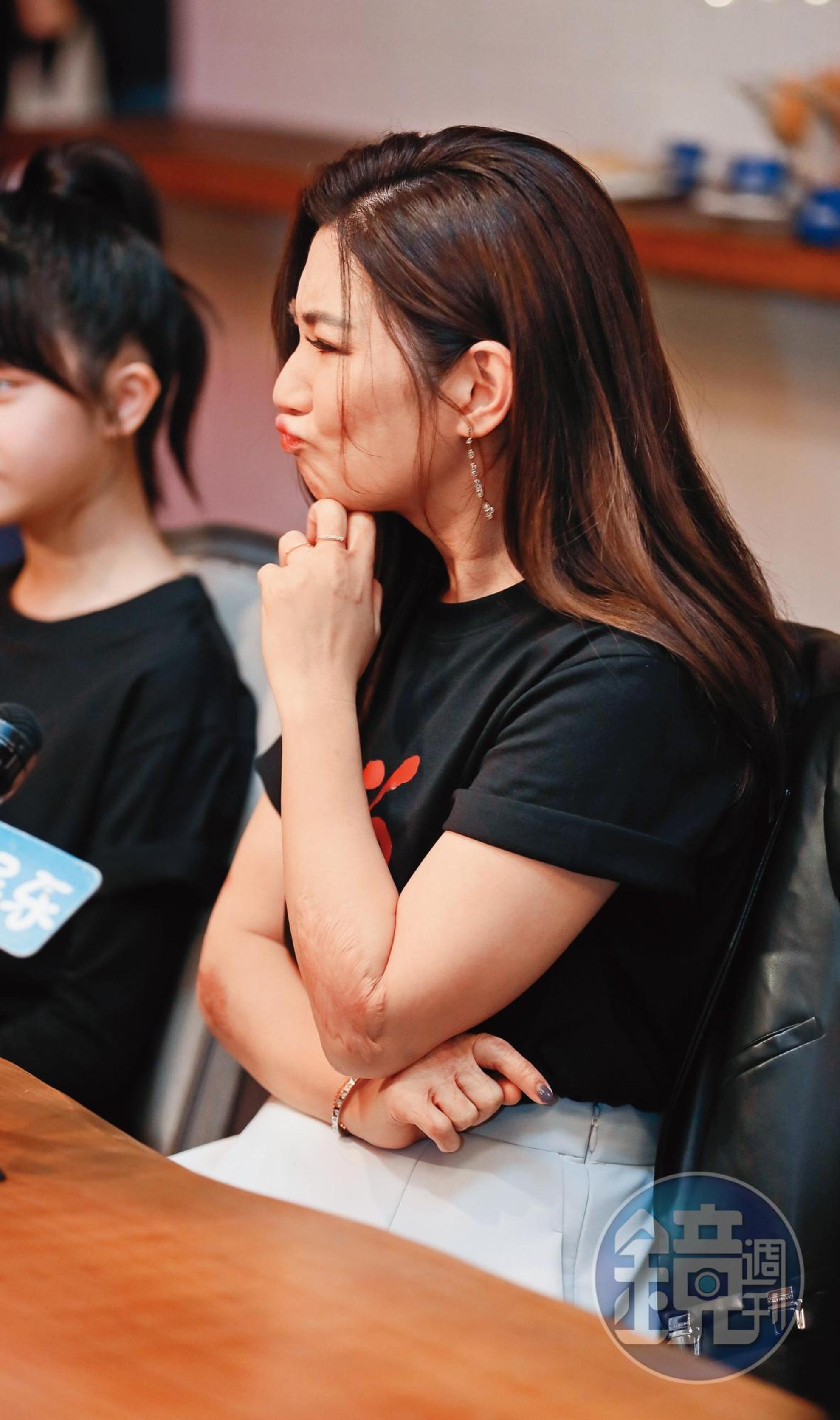 Selina官宣戀情自稱「女人四十一枝花」,都嘟嘴了,男友還不趕快湊上來!(推)
