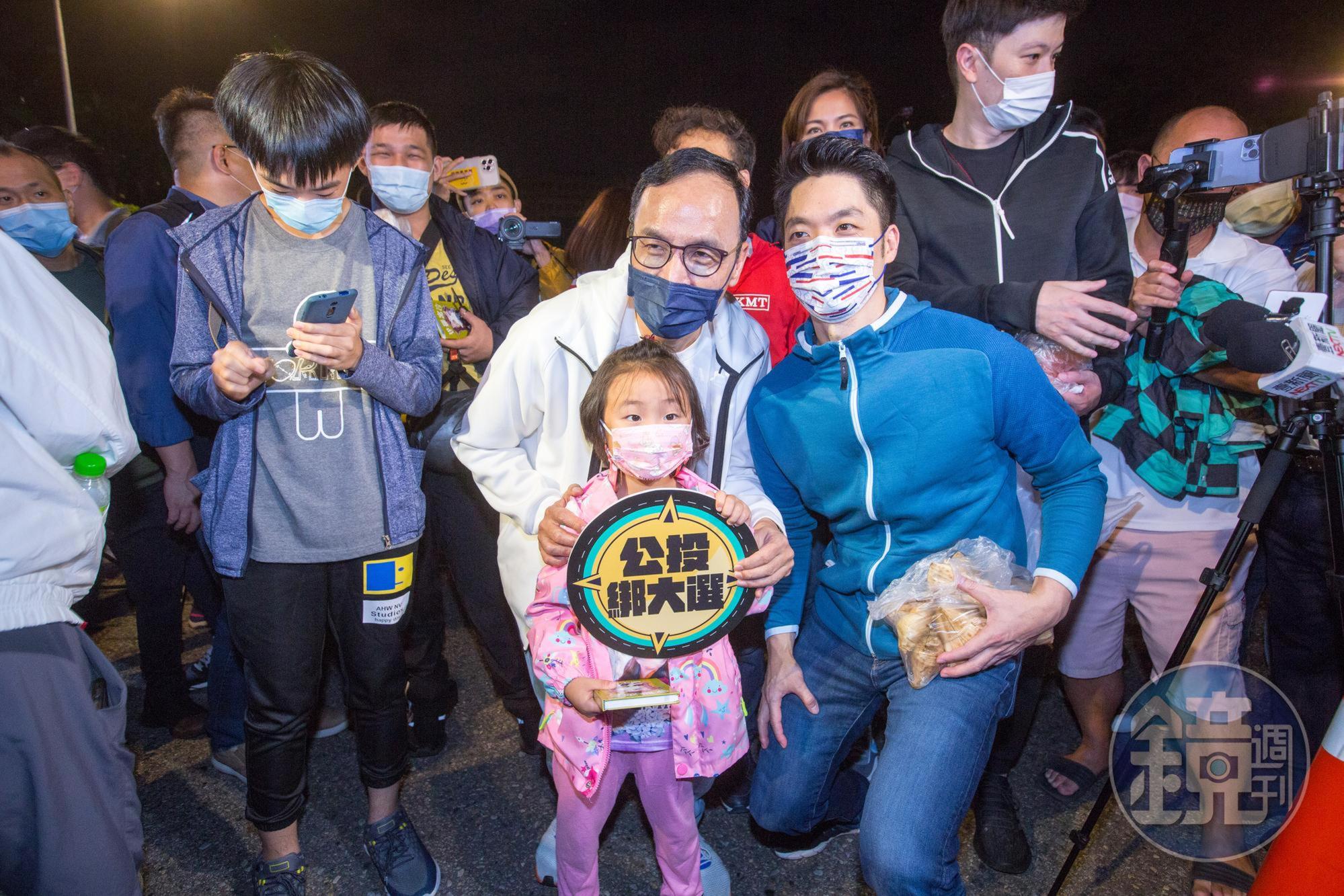 朱立倫與蔣萬安去年一起為國民黨提出的公投綁大選公投案宣傳。(本刊資料照)