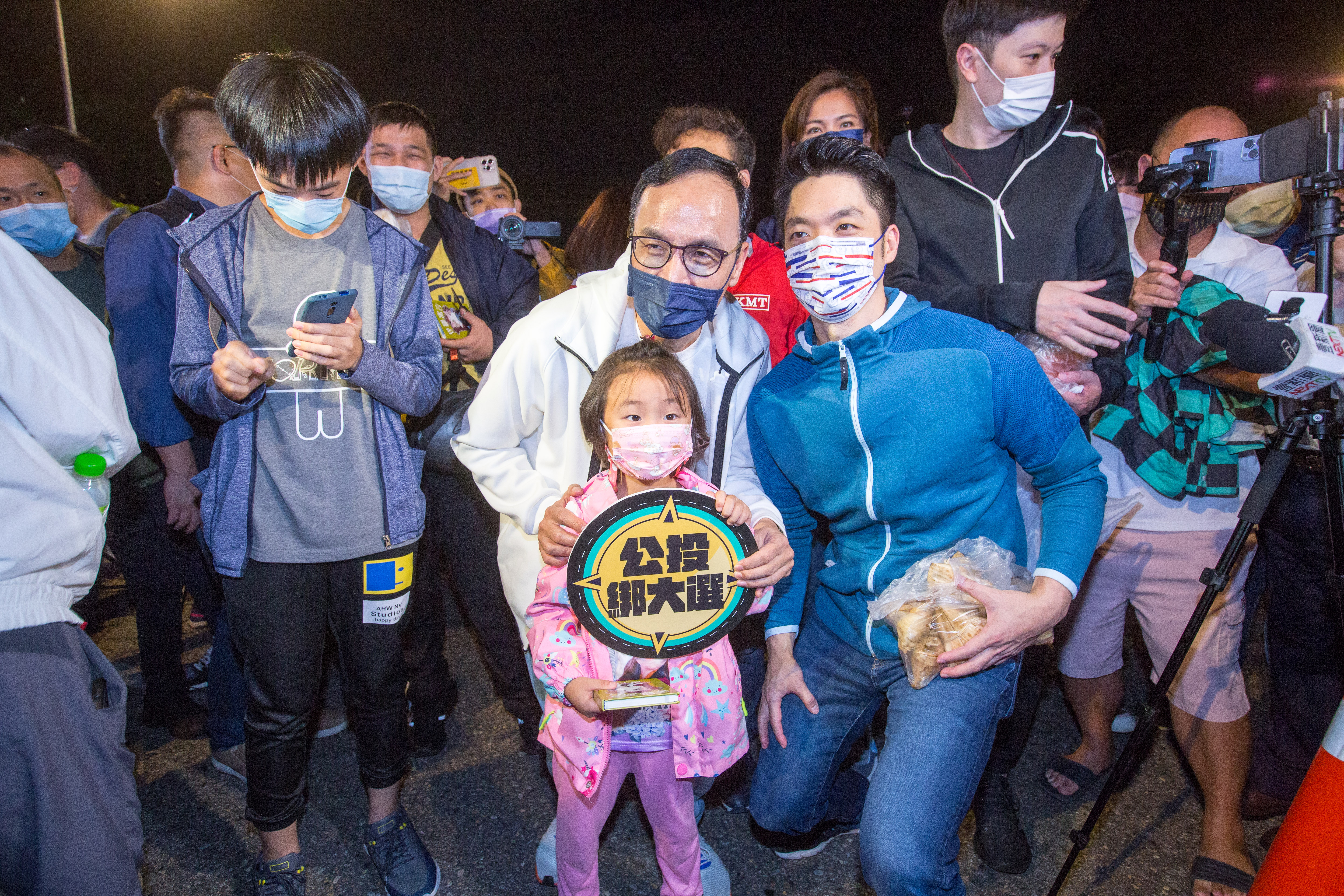 朱立倫與蔣萬安去年一起為國民黨提出的公投綁大選公投案宣傳。（本刊資料照）