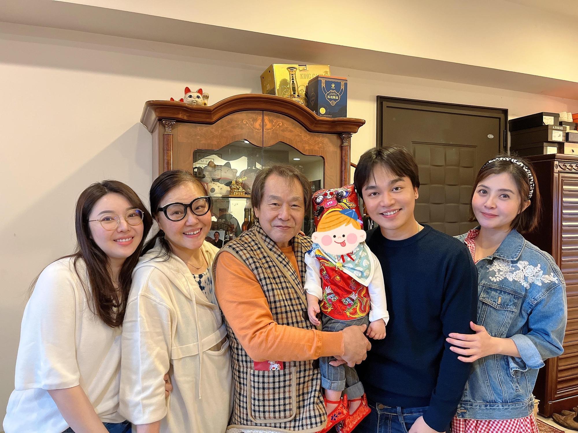 李亮瑾（右起）和張峰奇及父親張魁等家人，對小孩未來期望都不同。（李亮瑾提供）