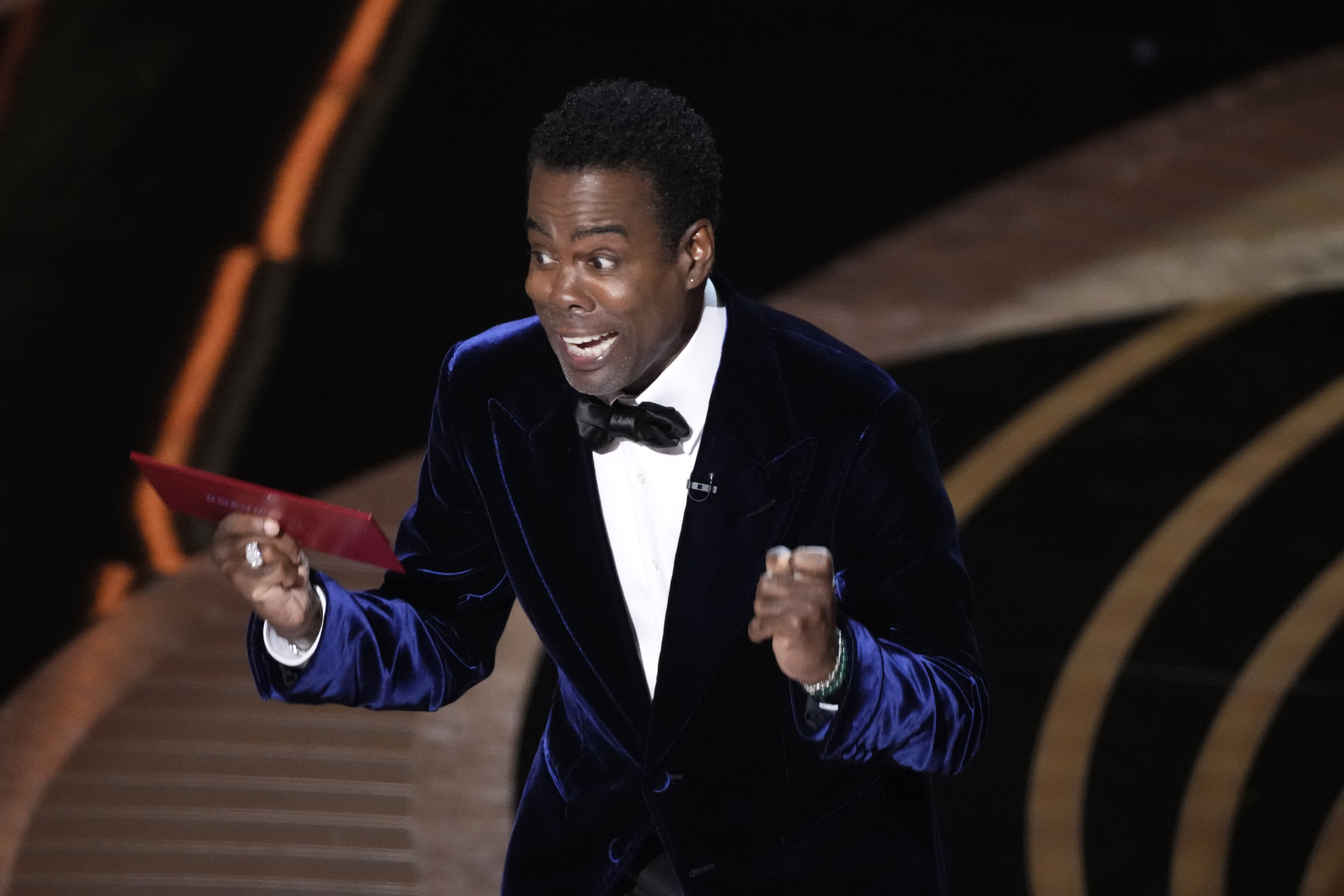 克里斯洛克脫稿耍嘴皮子，沒想到潔達蘋姬史密斯不爽他的笑話，自己也因而挨打。（東方IC）