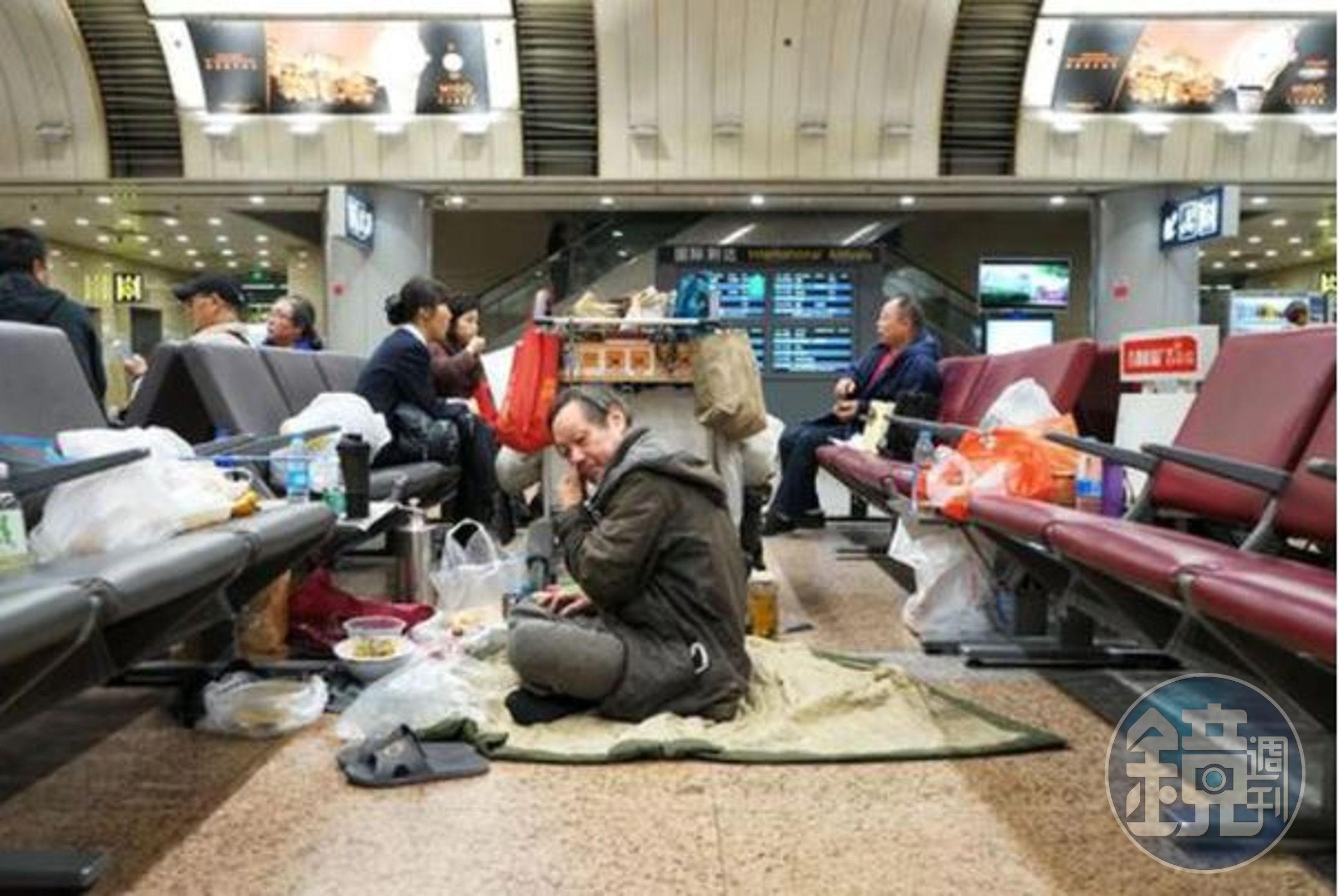 魏建國在機場永遠不缺食物，甚至每個月還有1000人民幣（約新台幣4500元）的失業補助金。（翻攝《新浪網》）