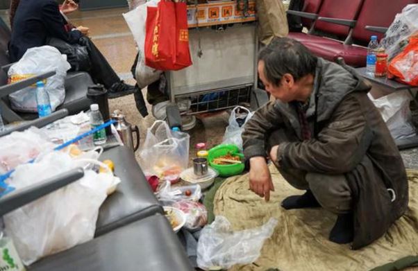 魏建國也會在機場餐廳找客人遺留的食物。（翻攝《新浪網》）