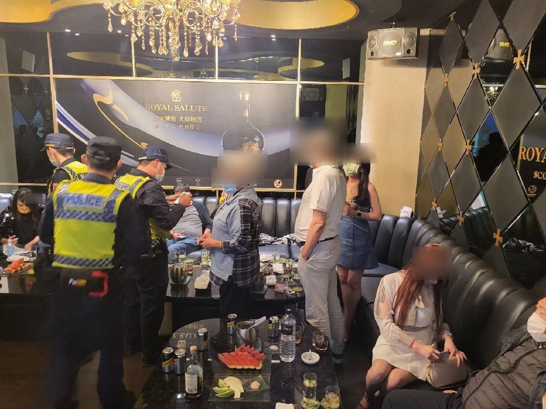 台中市警方前往酒店臨檢，查獲數名酒客未打滿3劑疫苗即前往消費。（台中市新聞局提供）