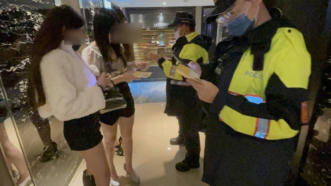 警方昨晚查到9名從業人員未施打第三劑疫苗。(翻攝畫面)