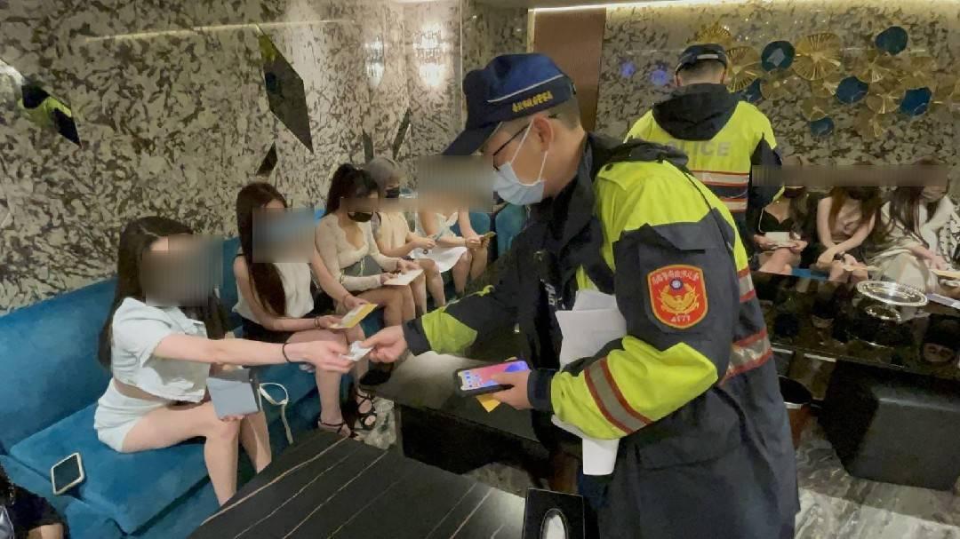 警方逐一要求酒店小姐出示施打三劑疫苗的小黃卡。(翻攝畫面)