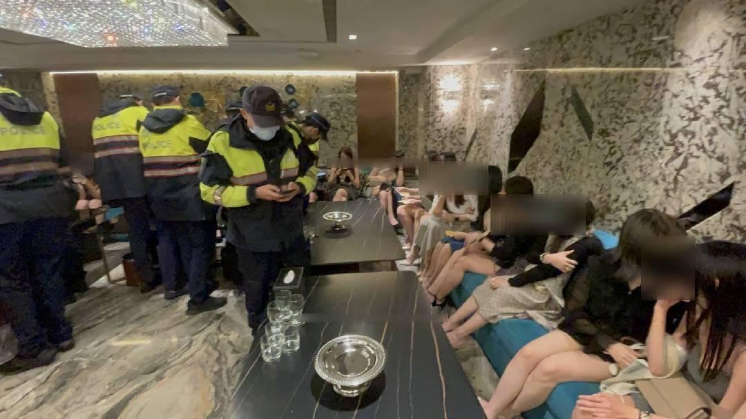 酒店小姐排排坐等候檢查。(翻攝畫面)