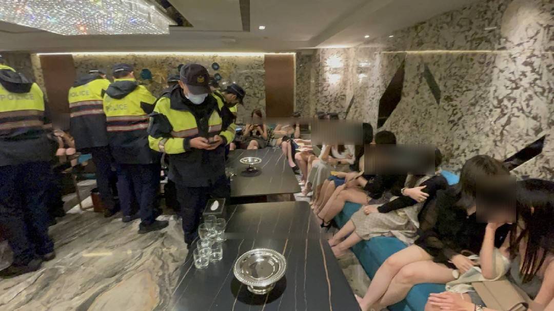 酒店小姐排排坐等候檢查。(翻攝畫面)