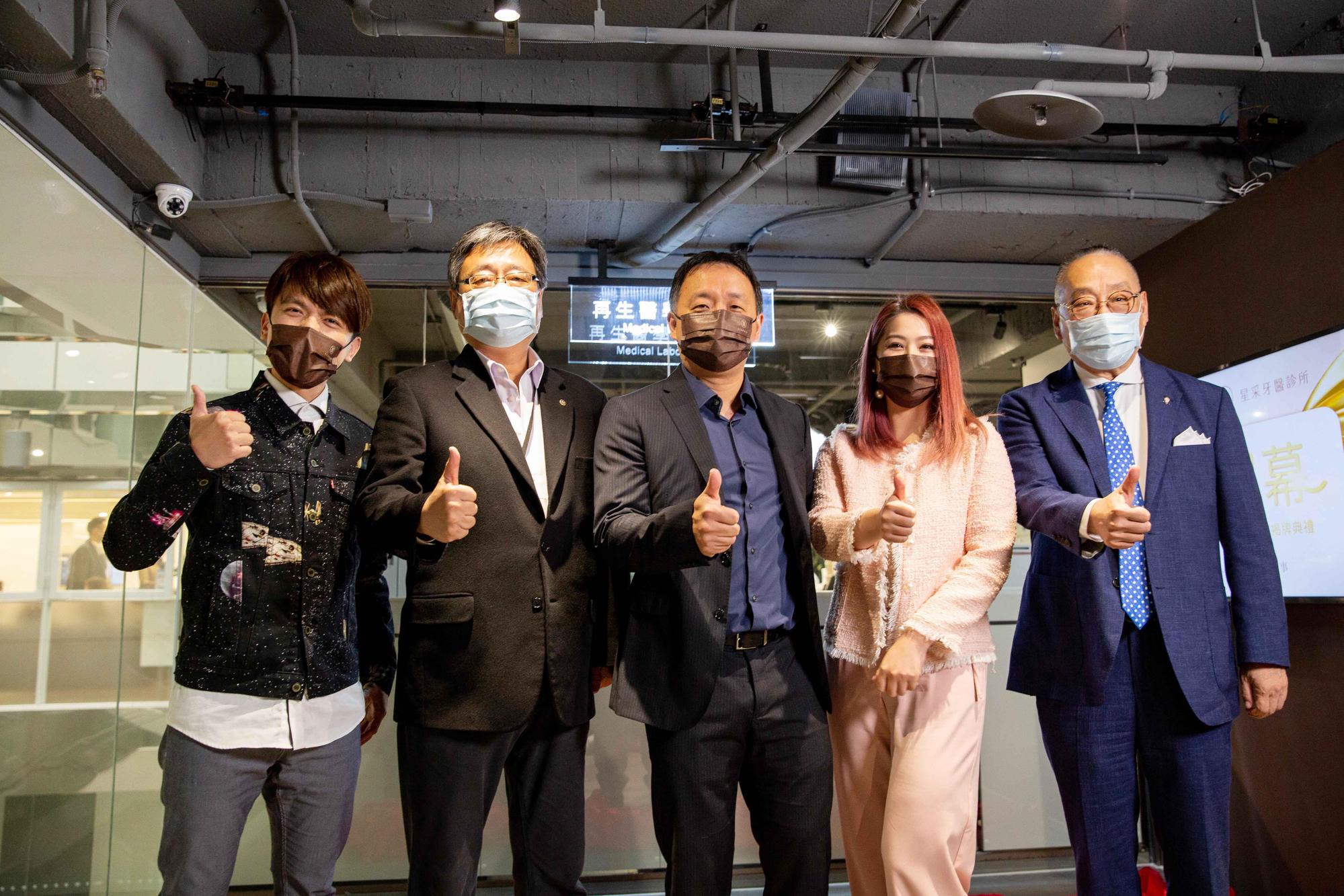 星醫美學成立旗下第一間再生醫學實驗室，採用千萬等級高規格醫療級及實驗室等級設備，星醫美學執行長林信一（中）還請來網紅蔡阿嘎（左1）參與開幕儀式。（星醫美學提供）