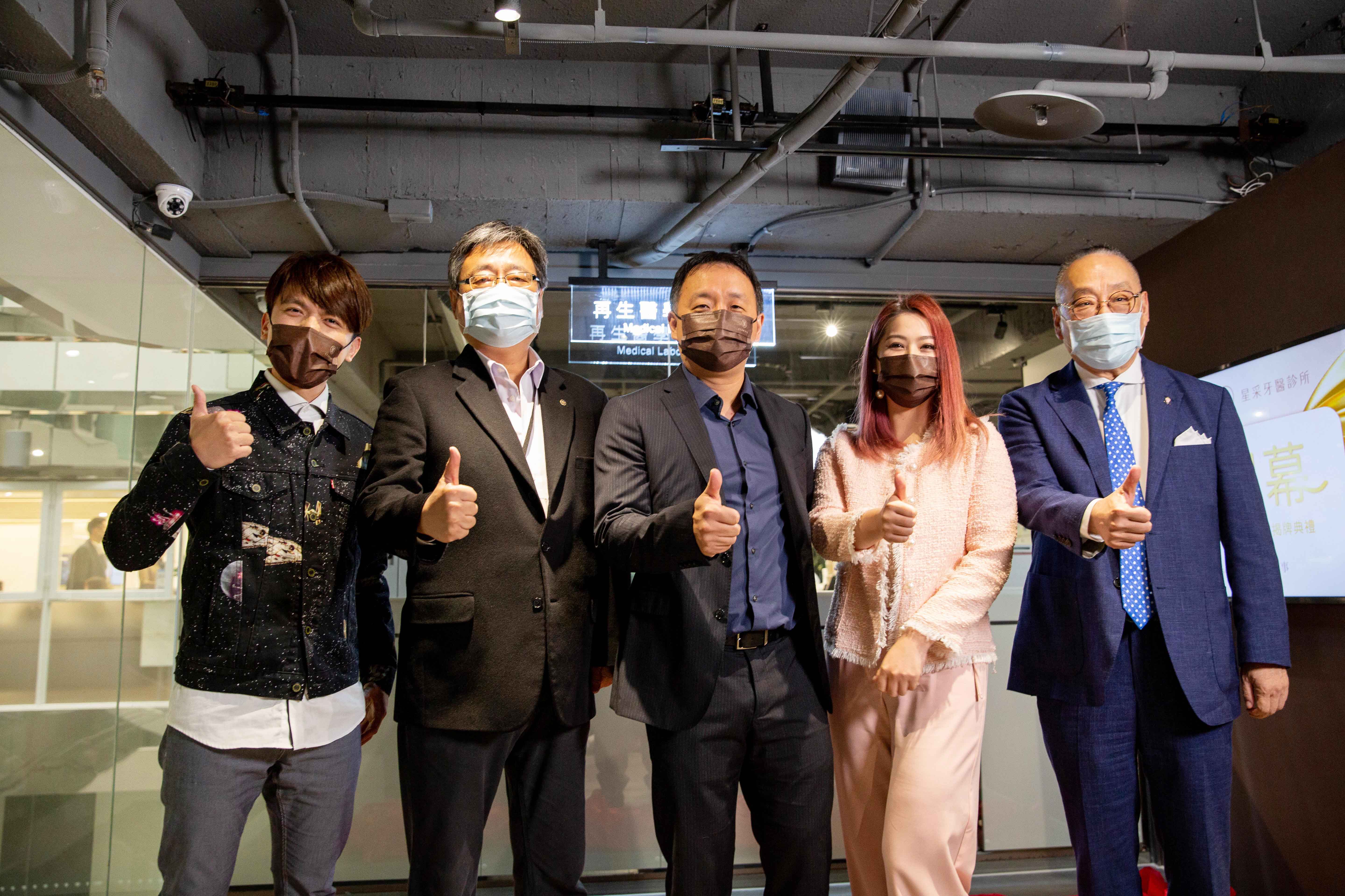 星醫美學成立旗下第一間再生醫學實驗室，採用千萬等級高規格醫療級及實驗室等級設備，星醫美學執行長林信一（中）還請來網紅蔡阿嘎（左1）參與開幕儀式。（星醫美學提供）