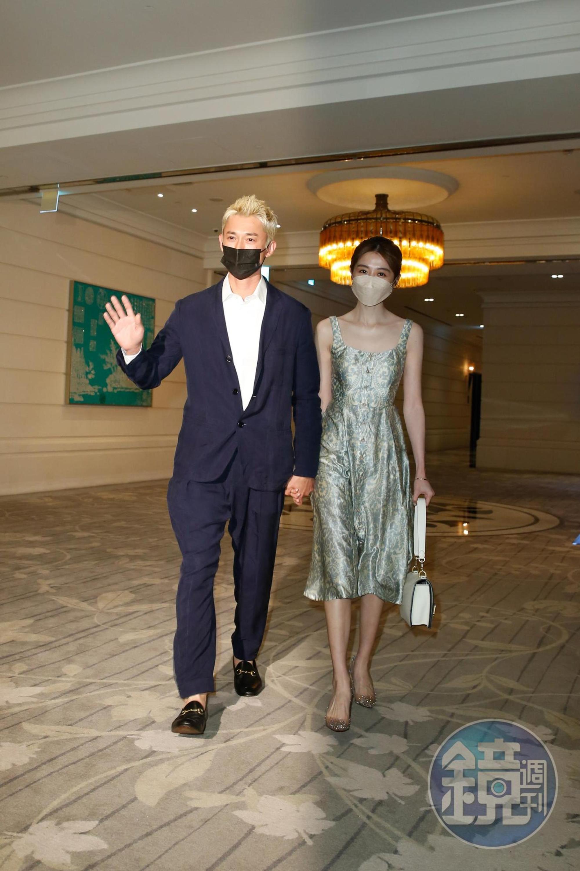 邵雨薇(右)與男友吳慷仁(左)26日出席導演王鼎霖的婚禮。