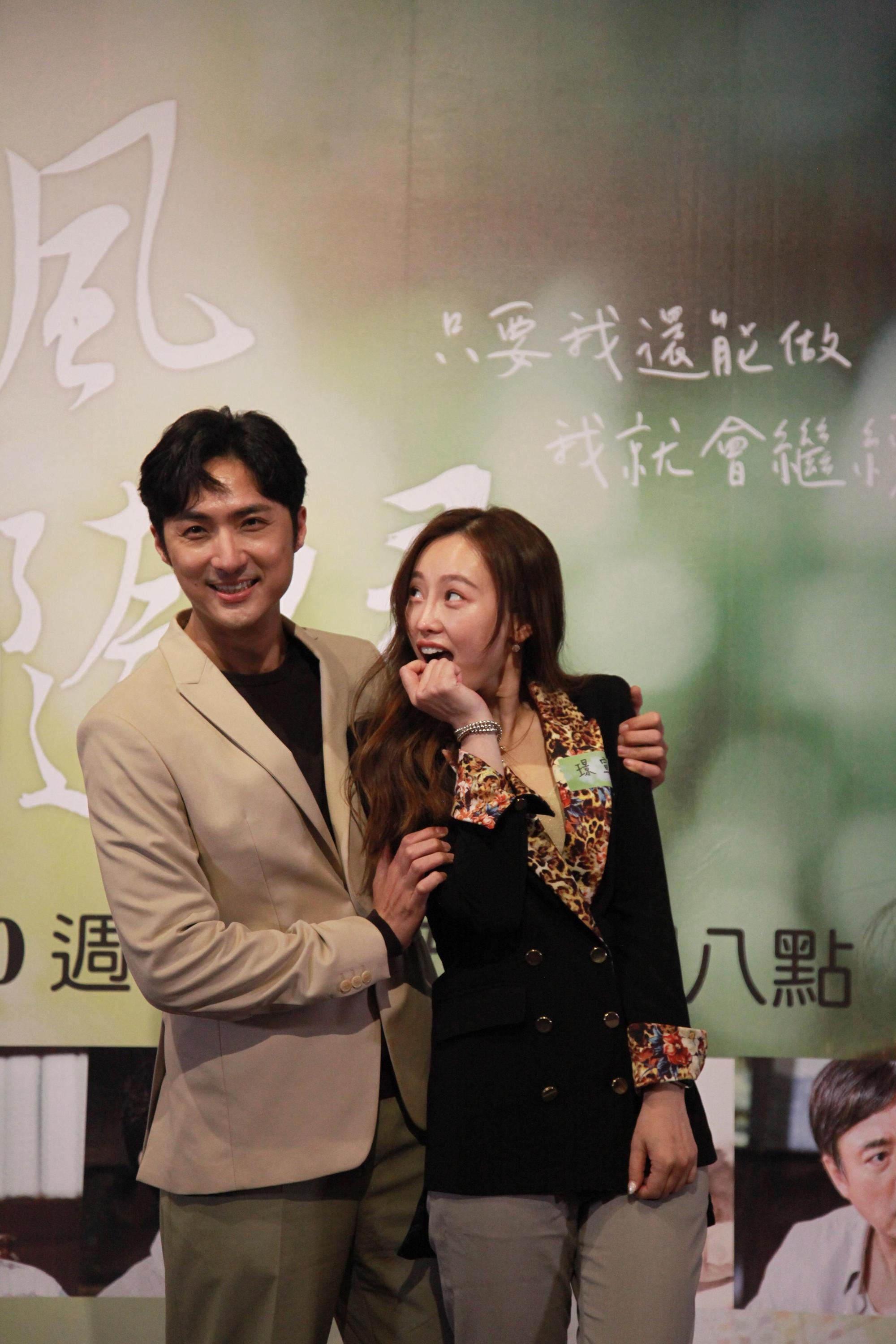 李運慶（左）和璟宣演年輕時的男女主角。（大愛提供）