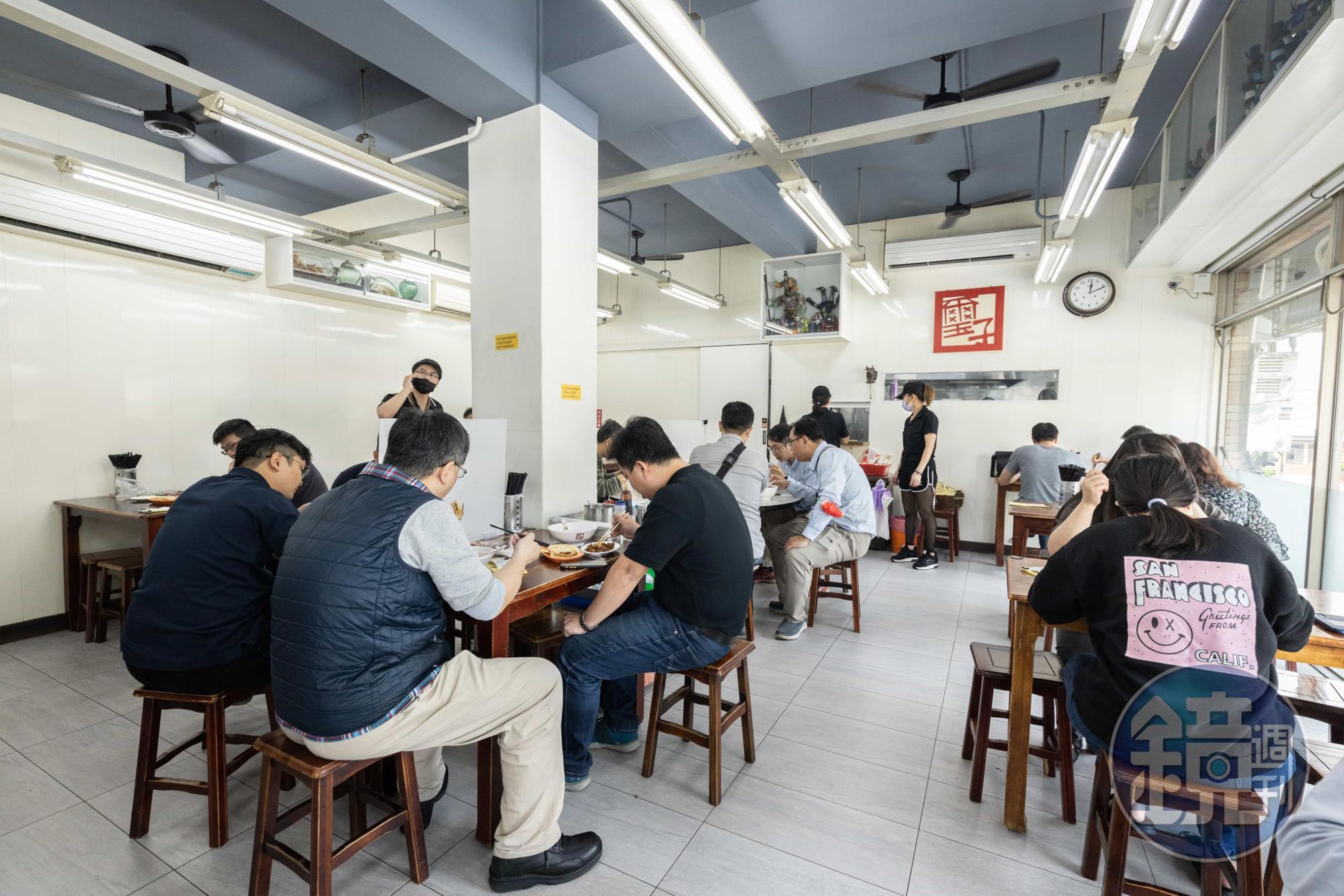 位於新竹美食戰區的璽子牛肉麵東區店，用餐時段總是一位難求。