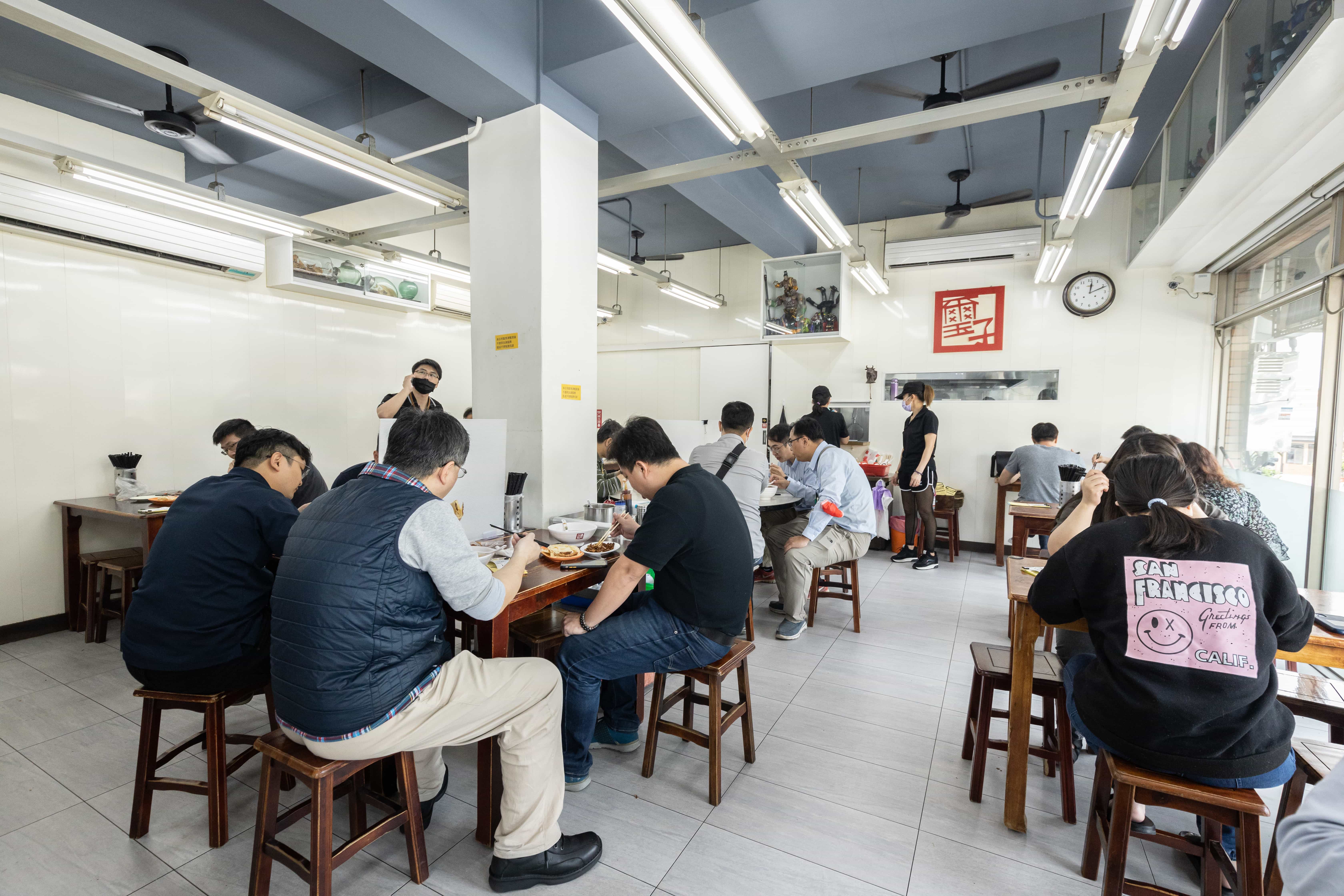 位於新竹美食戰區的璽子牛肉麵東區店，用餐時段總是一位難求。