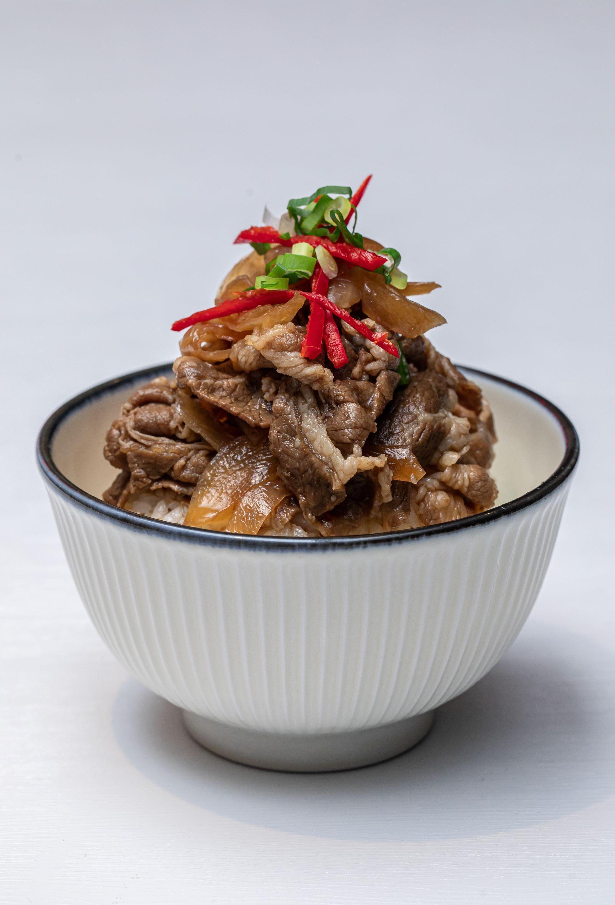只要將「日式牛丼」解凍覆熱,搭配白飯,就能開動。(復興空廚提供)
