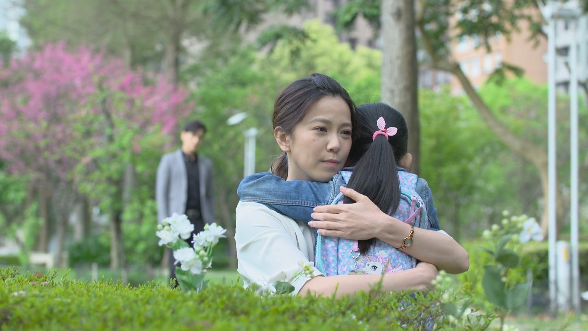 《黃金歲月》莉莉抱著廖苡喬，大哭說想媽媽，讓不少觀眾淚崩在電視機前。（民視提供）