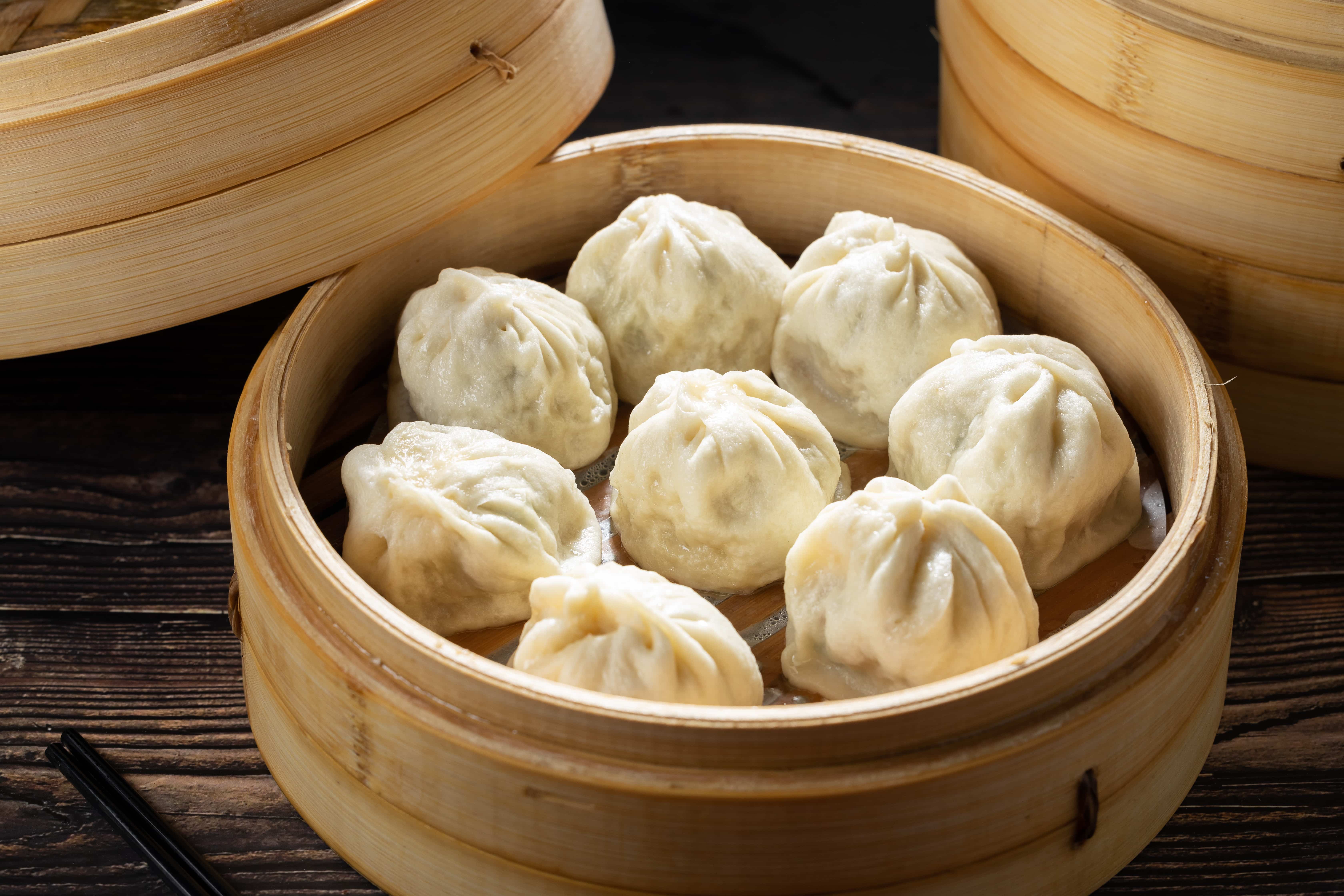 眷村小籠包可一點也不小；咬下除了麵香，熱騰騰的湯汁也一併流出。