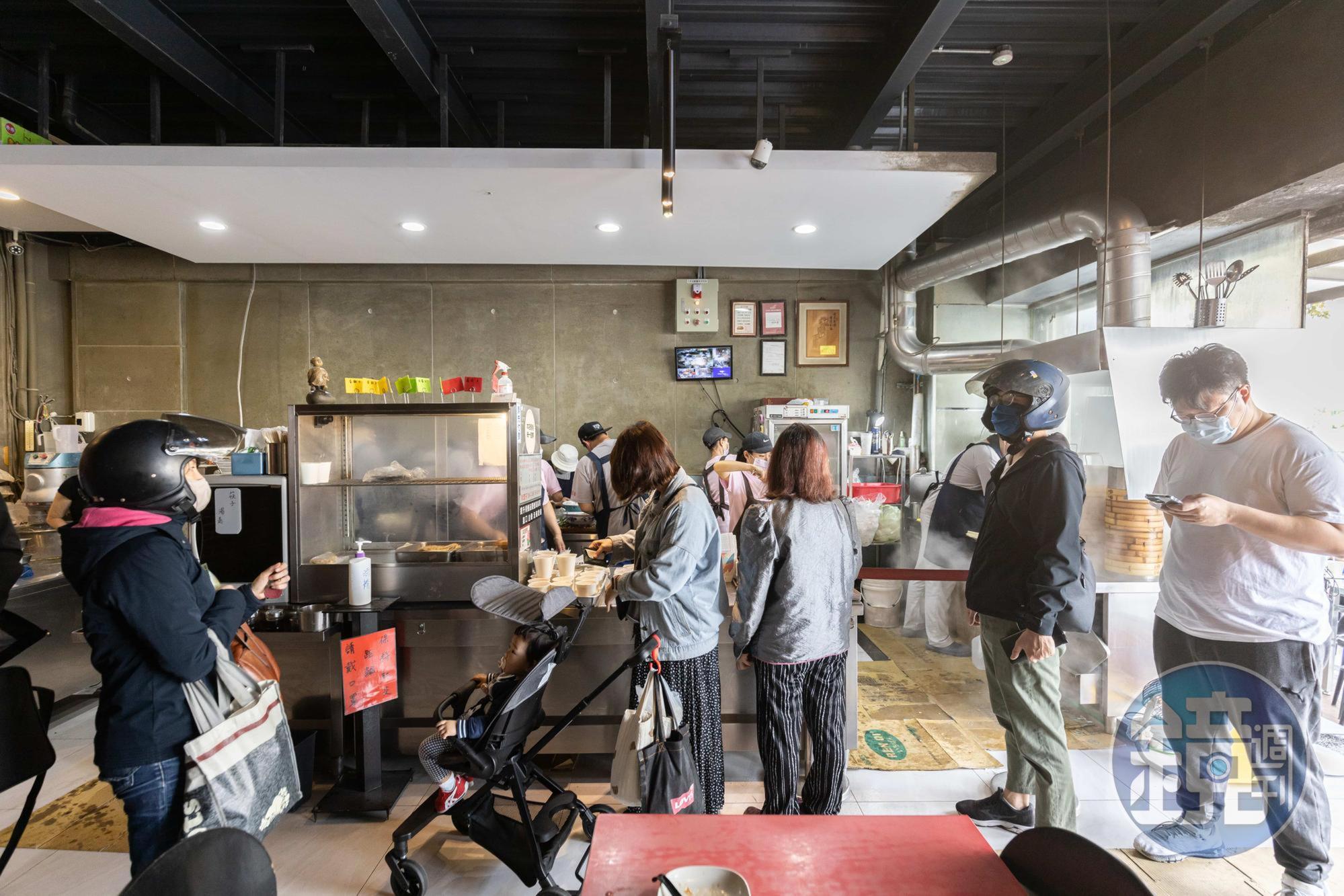 即使店員手速超快，人潮依舊從店內排到店外。 
