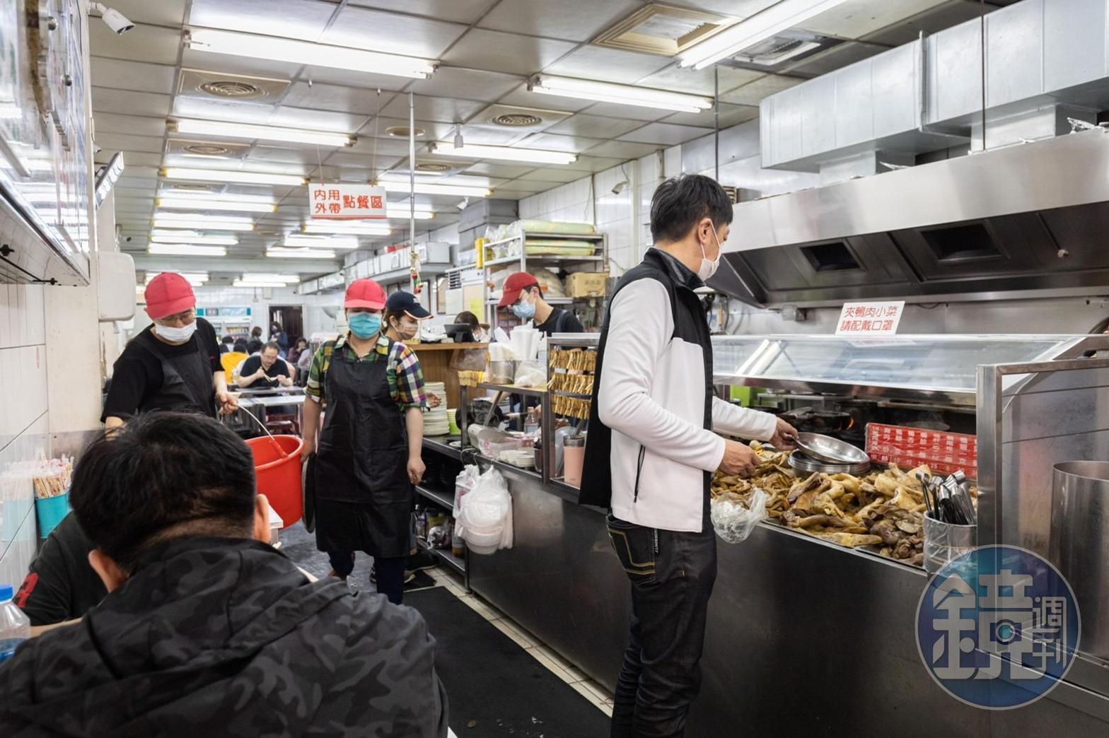 滷味、小菜夾取區時常塞車， 快、狠、準是必要。