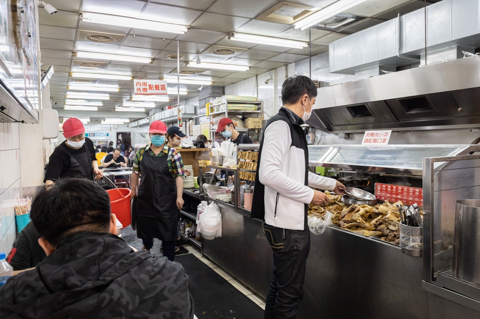滷味、小菜夾取區時常塞車, 快、狠、準是必要。