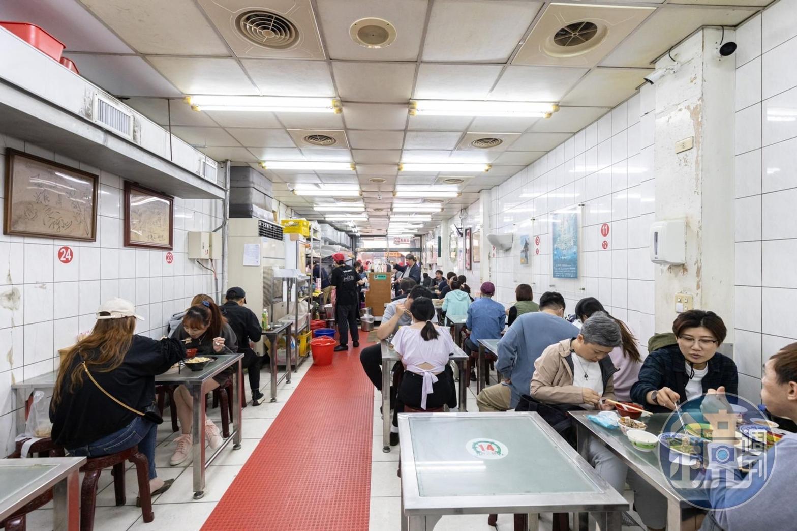 通常過了用餐時間，許二姊店裡的翻桌率依舊。