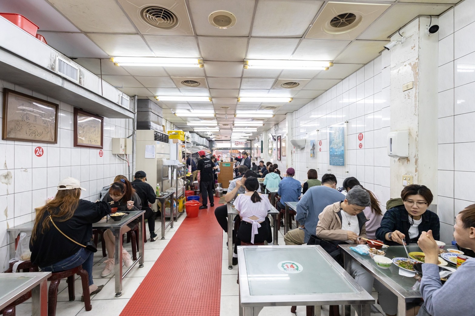 通常過了用餐時間,許二姊店裡的翻桌率依舊。
